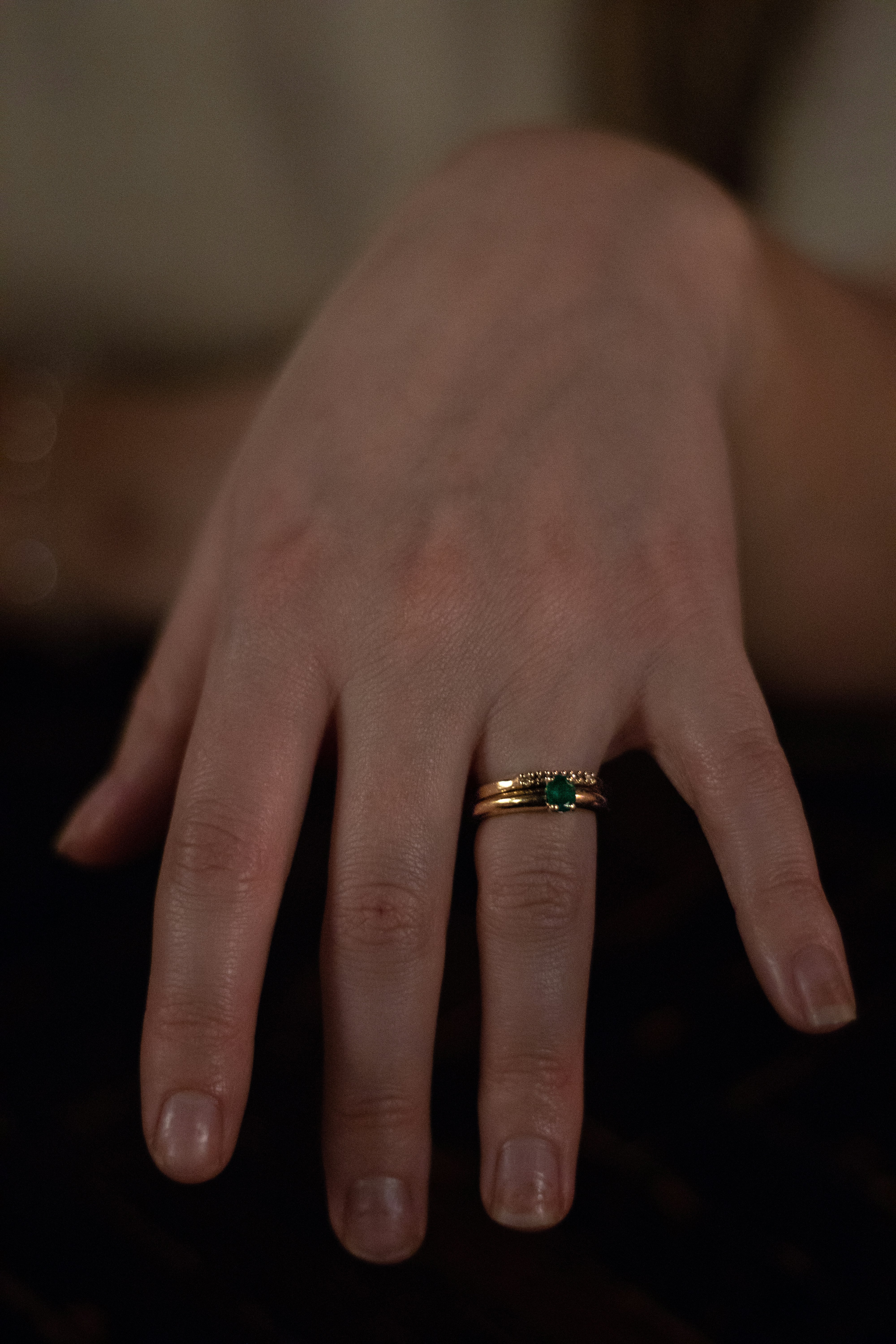 Eine Frau zeigt einen Smaragdring | Quelle: Unsplash