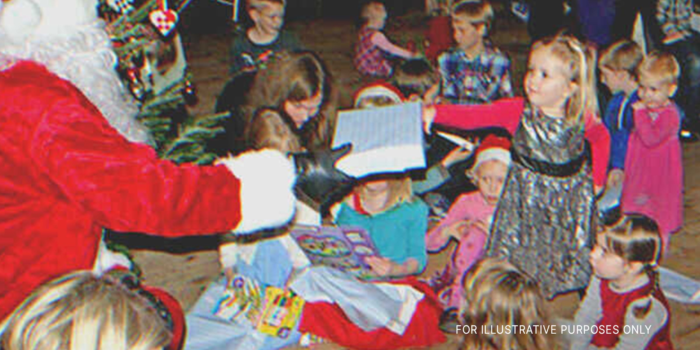 Der Weihnachtsmann verteilt Geschenke an Kinder. | Quelle: Flickr / viralbus (CC BY-SA 2.0)