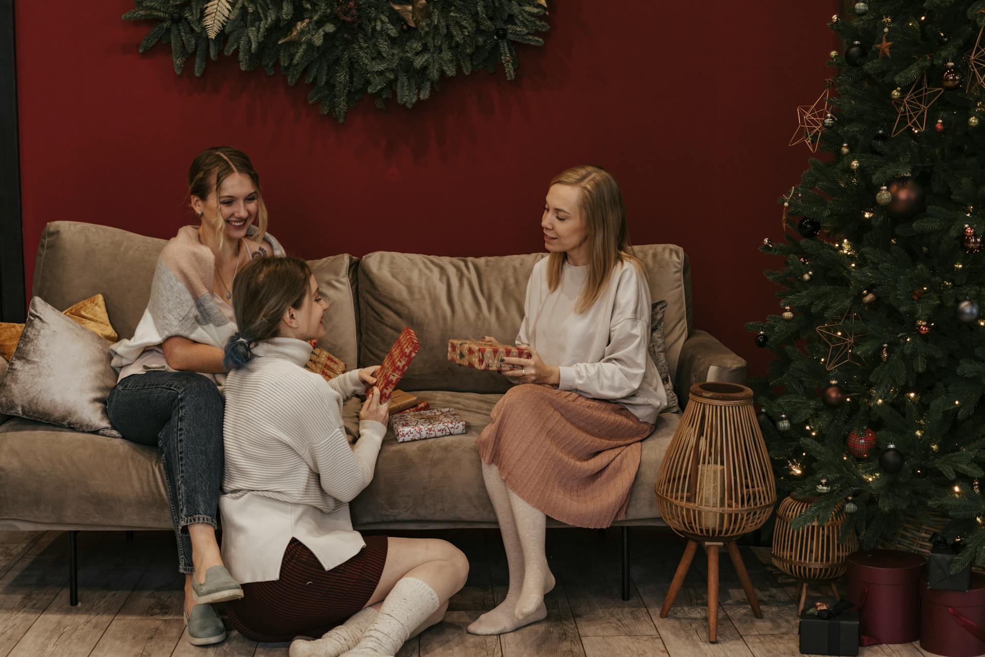 Eine Gruppe von Frauen, die Weihnachtsgeschenke austauschen | Quelle: Pexels