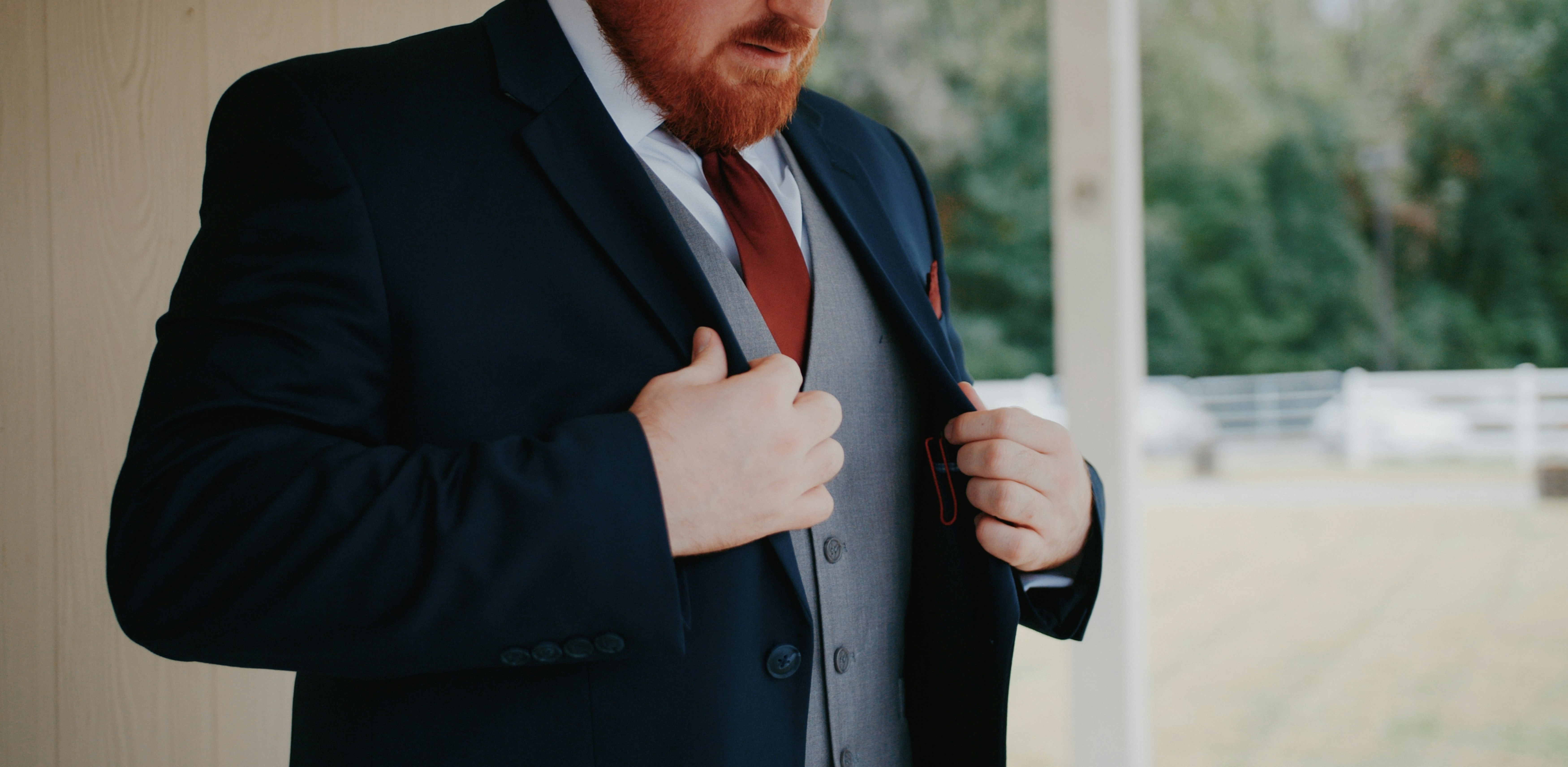 Mann im Anzug | Quelle: Unsplash