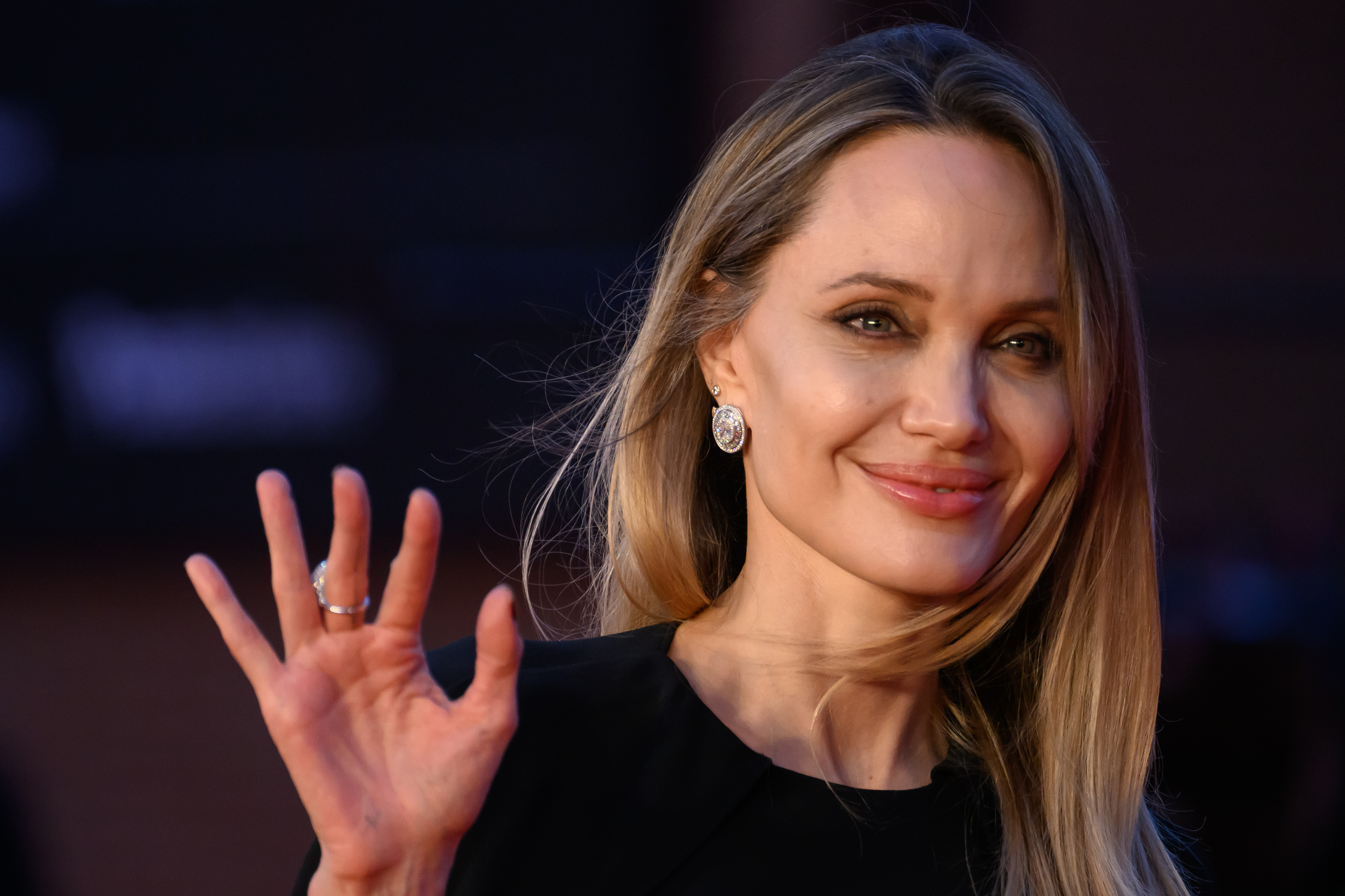Angelina Jolie nimmt am 18. Oktober 2025 am Filmfestival in Rom teil. Nachdem Fotos von der Pickleball-Veranstaltung aufgetaucht waren, verglichen einige Social-Media-Nutzer diese mit Bildern von Jolies anderen öffentlichen Auftritten. | Quelle: Getty Images