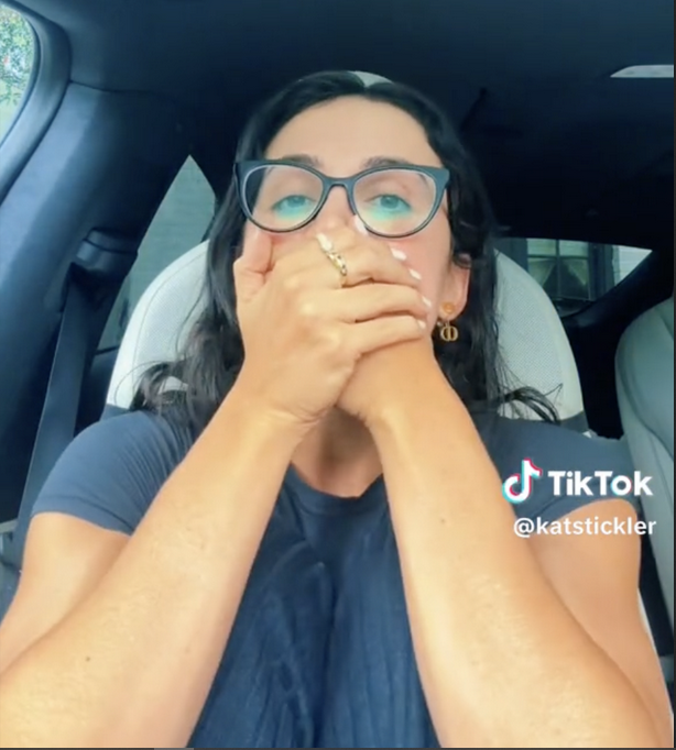 Kat Stickler zeigt sich schockiert über das Verhalten einer Mama | Quelle: tiktok.com/@katstickler