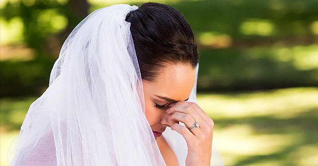 Eine Braut, die mit einem besorgten Ausdruck sitzt. | Quelle: Shutterstock