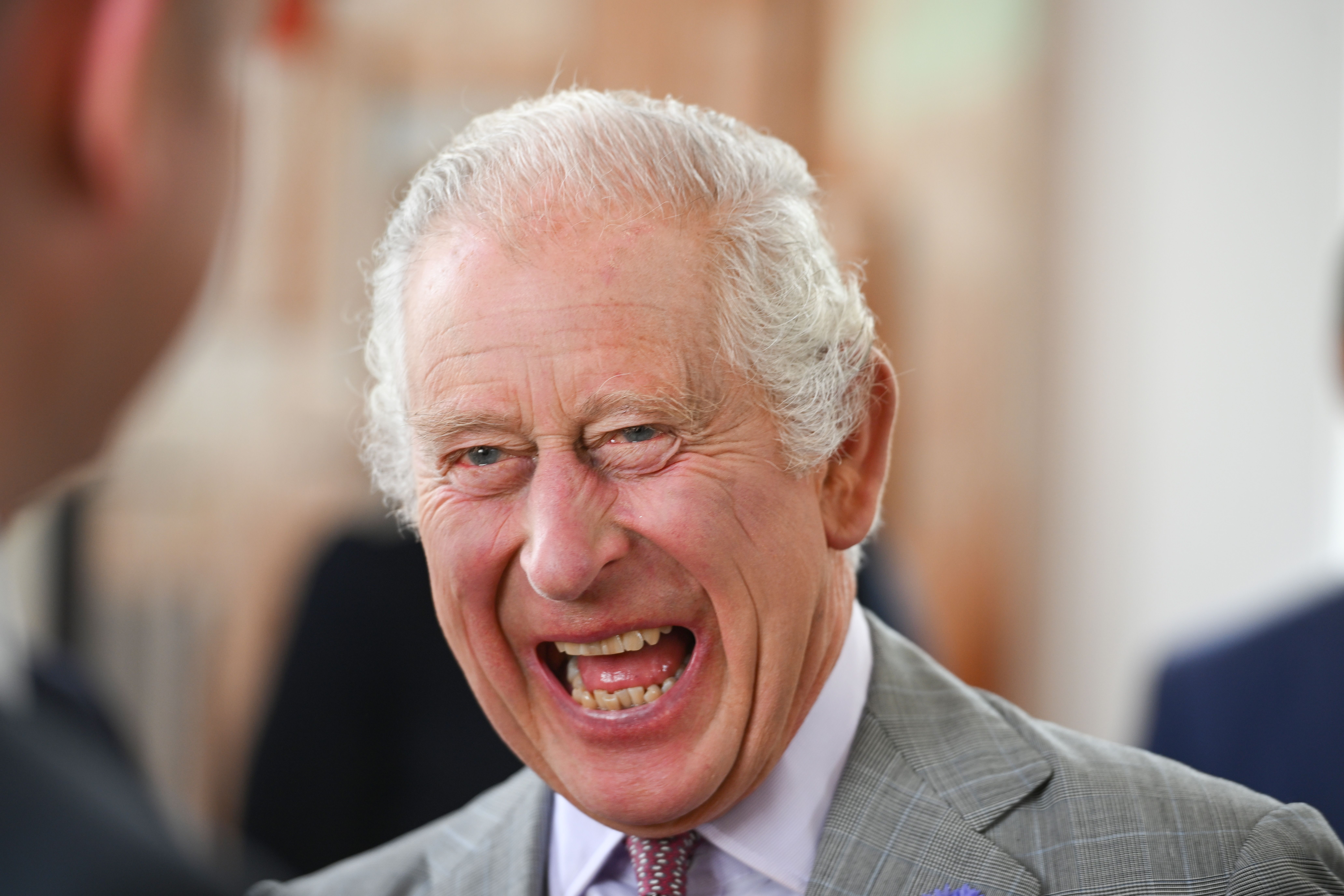 König Karl III. lacht während eines offiziellen Besuchs in Cornwall in St Ives, England am 13. Juli 2023 | Quelle: Getty Images