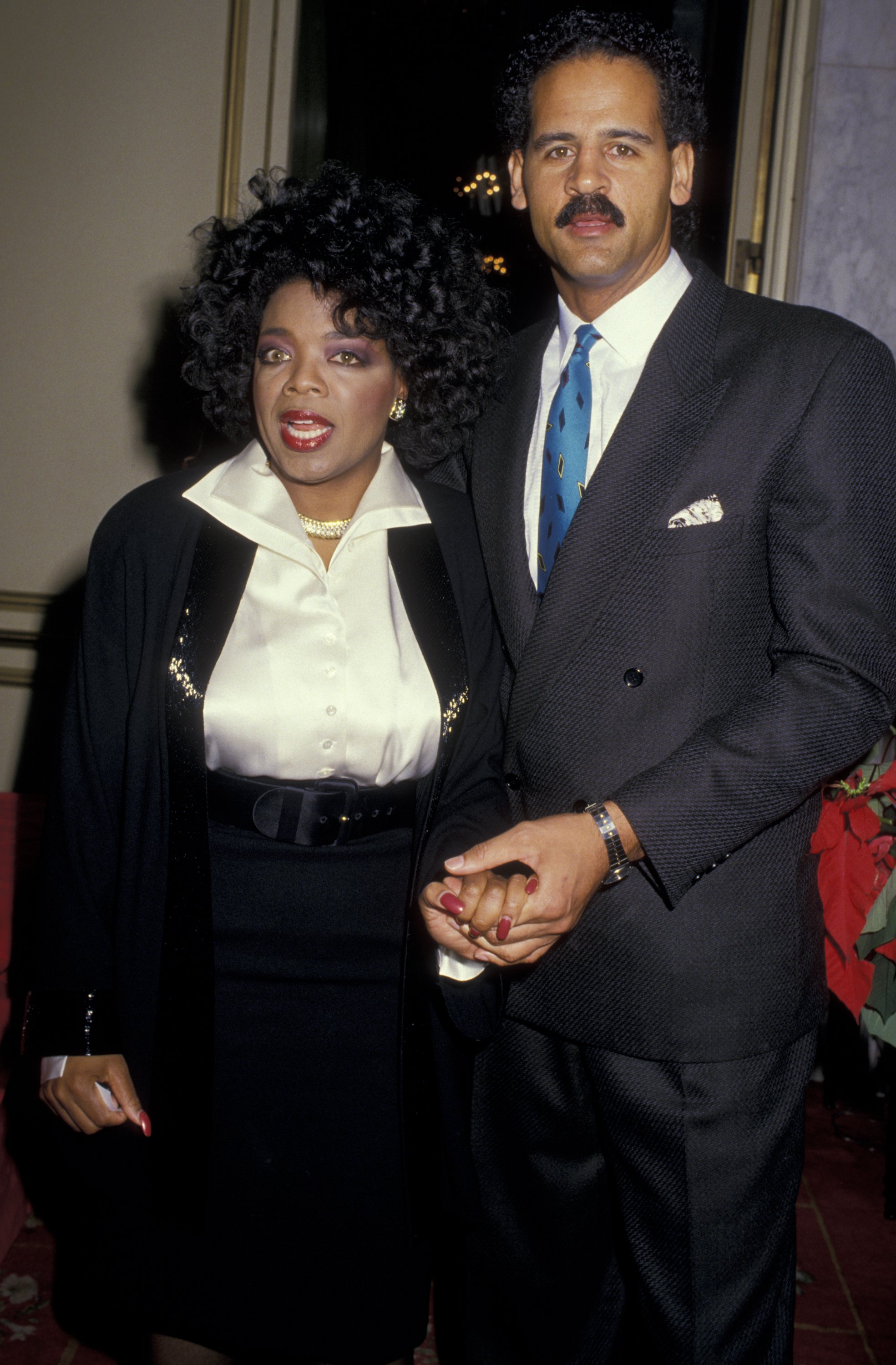Oprah Winfrey und Steadman Graham nehmen am 13. Dezember 1987 an den 47. jährlichen Golden Apple Awards im Beverly Wilshire Hotel in Beverly Hills, Kalifornien, teil. | Quelle: Getty Images