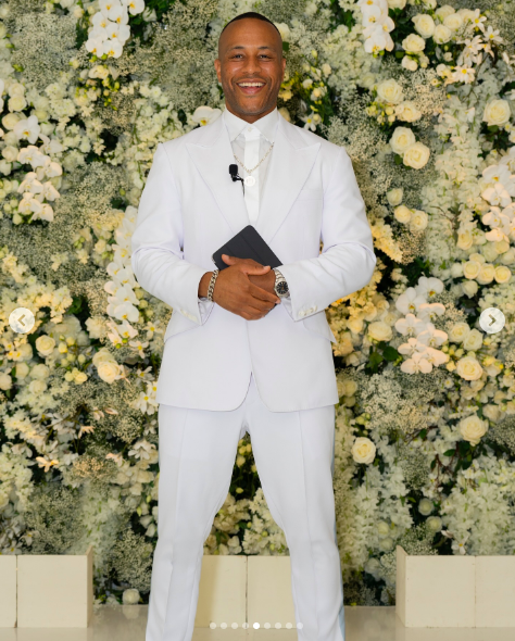 Reverend Devon Franklin posiert für ein Foto am Hochzeitstag von LeToya Luckett und Taleo Coles, gepostet am 1. August 2024 | Quelle: Instagram/devonfranklin