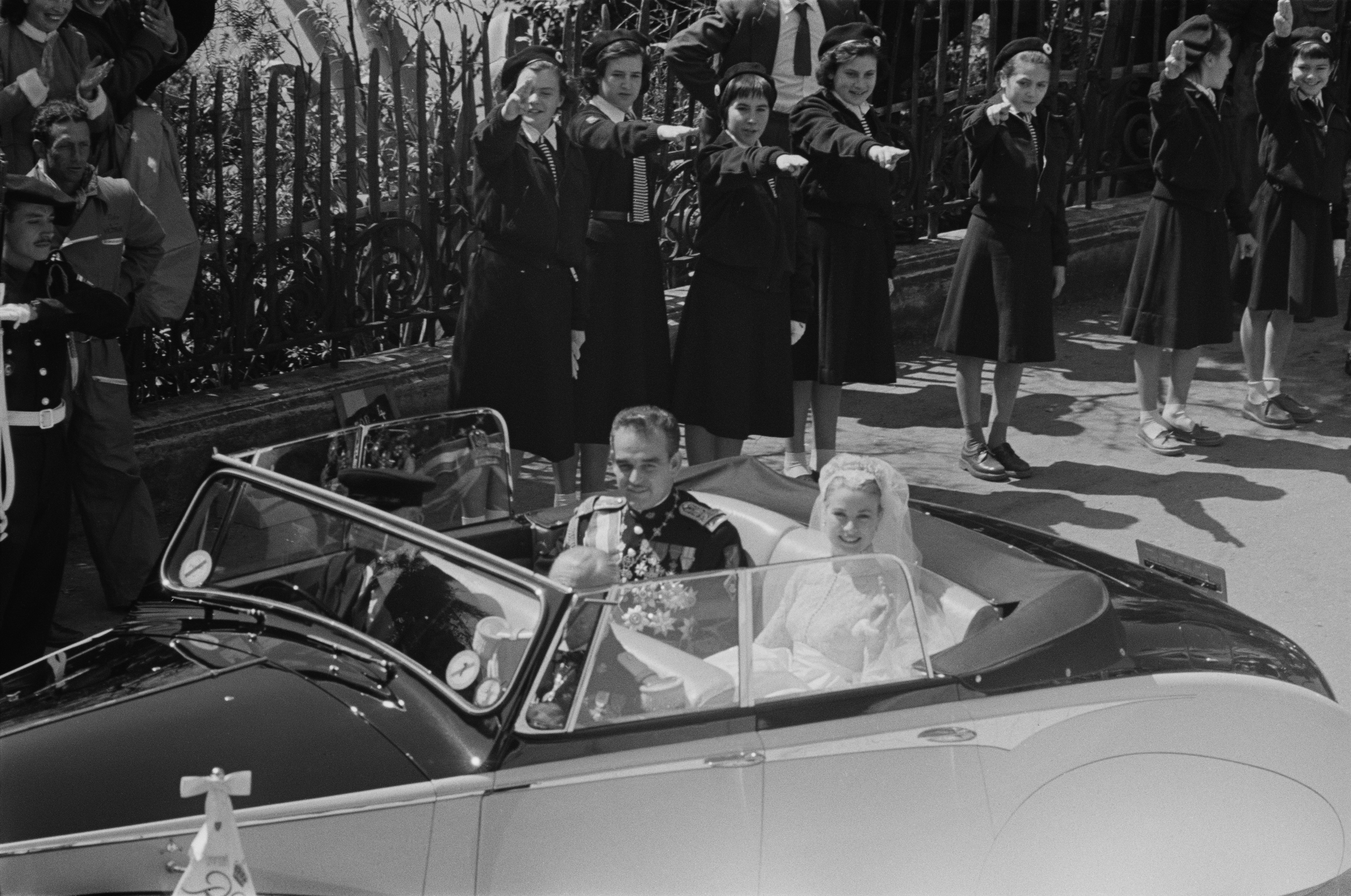 Grace Kelly und Fürst Rainier III. von Monaco fahren nach ihrer Hochzeit am 19. April 1956 in Monaco durch die Straßen von Monte Carlo. | Quelle: Getty Images