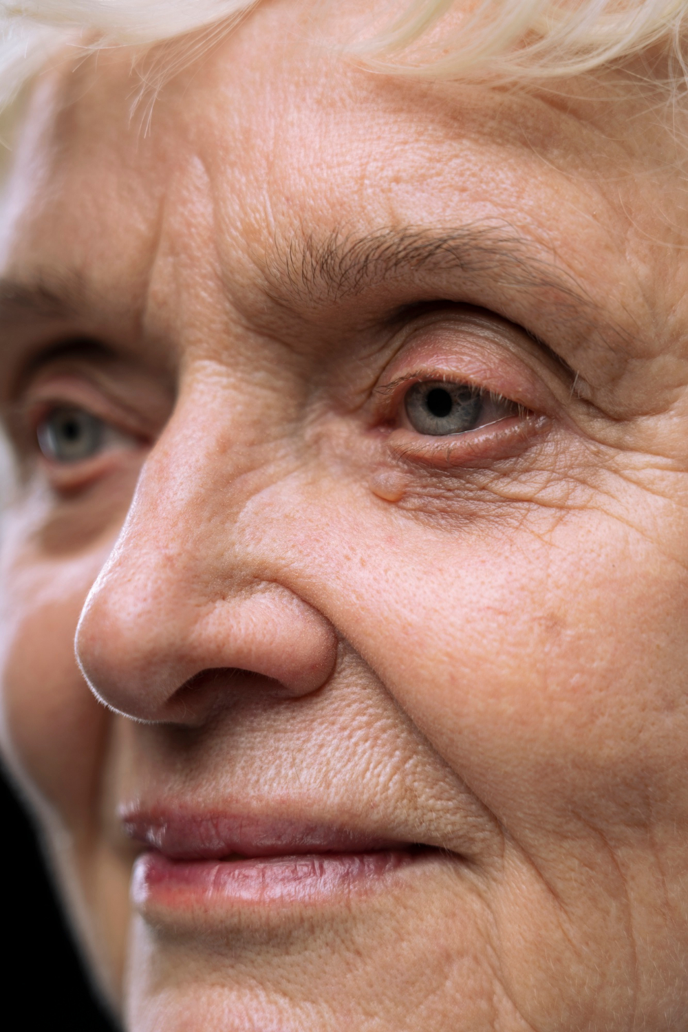 Eine emotionale ältere Frau | Quelle: Freepik