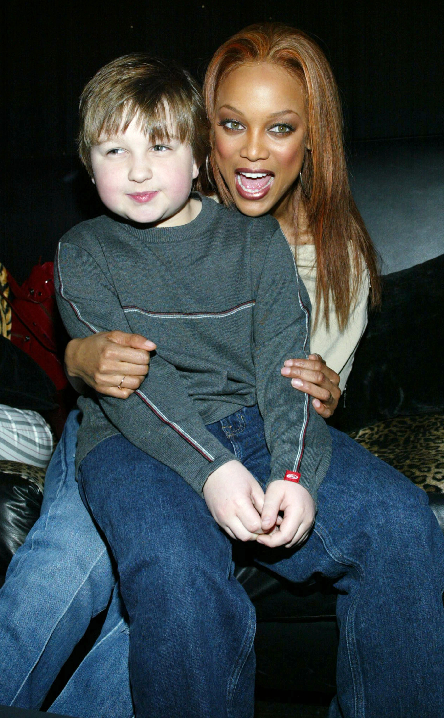 Angus T. Jones und das Model Tyra Banks in Hollywood im Jahr 2004 | Quelle: Getty Images