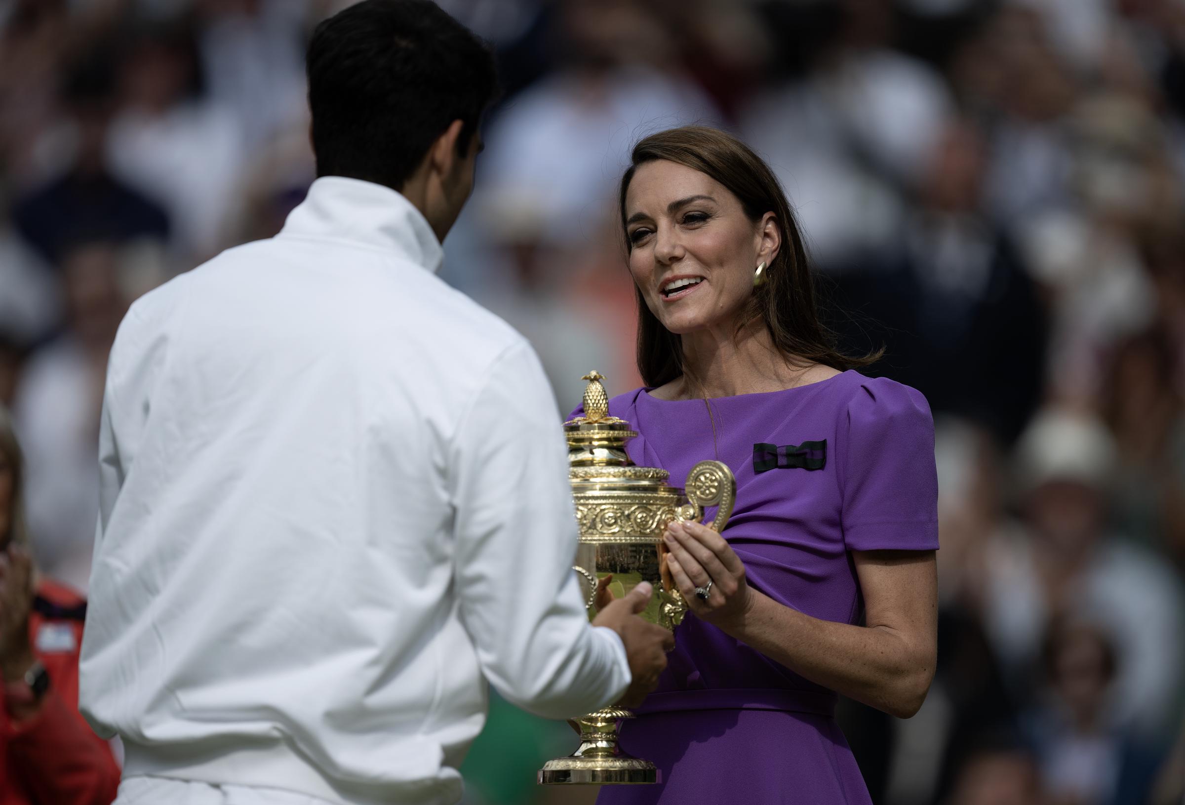 Kate Middleton überreicht Carlos Alcaraz die Siegertrophäe bei den Championships Wimbledon 2024 am 14. Juli 2024 in London, England. | Quelle: Getty Images