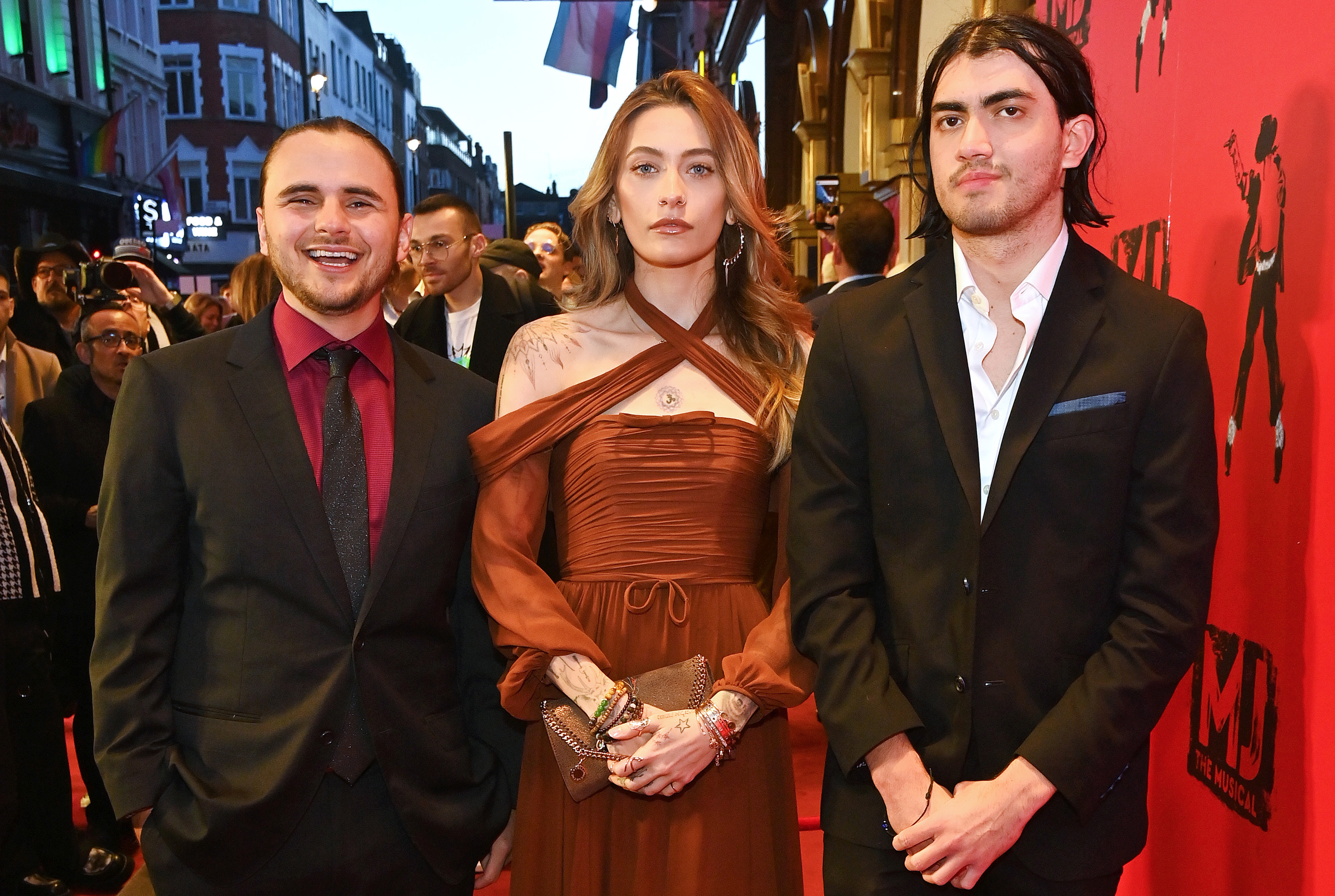 Prince, Paris und Bigi Jackson besuchen die Premiere von "MJ: The Musical" im Prince Edward Theatre in London, England, am 27. März 2024 | Quelle: Getty Images