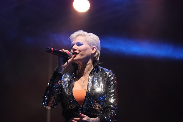 Popsängerin Melanie Müller singt auf der Bühne bei einer Autodisco, 2020 | Quelle: Getty Images
