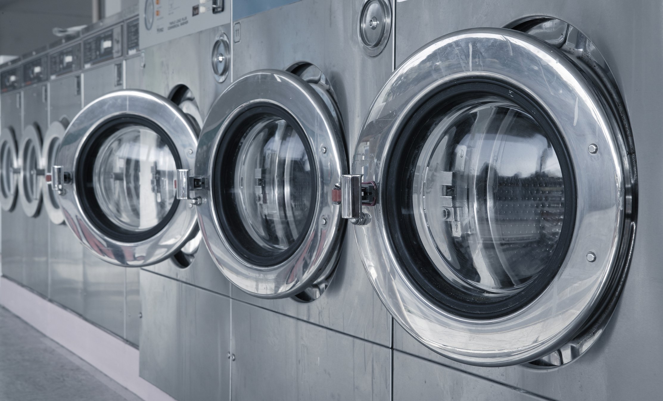 Waschmaschinen im Waschsalon. I Quelle: Getty Images