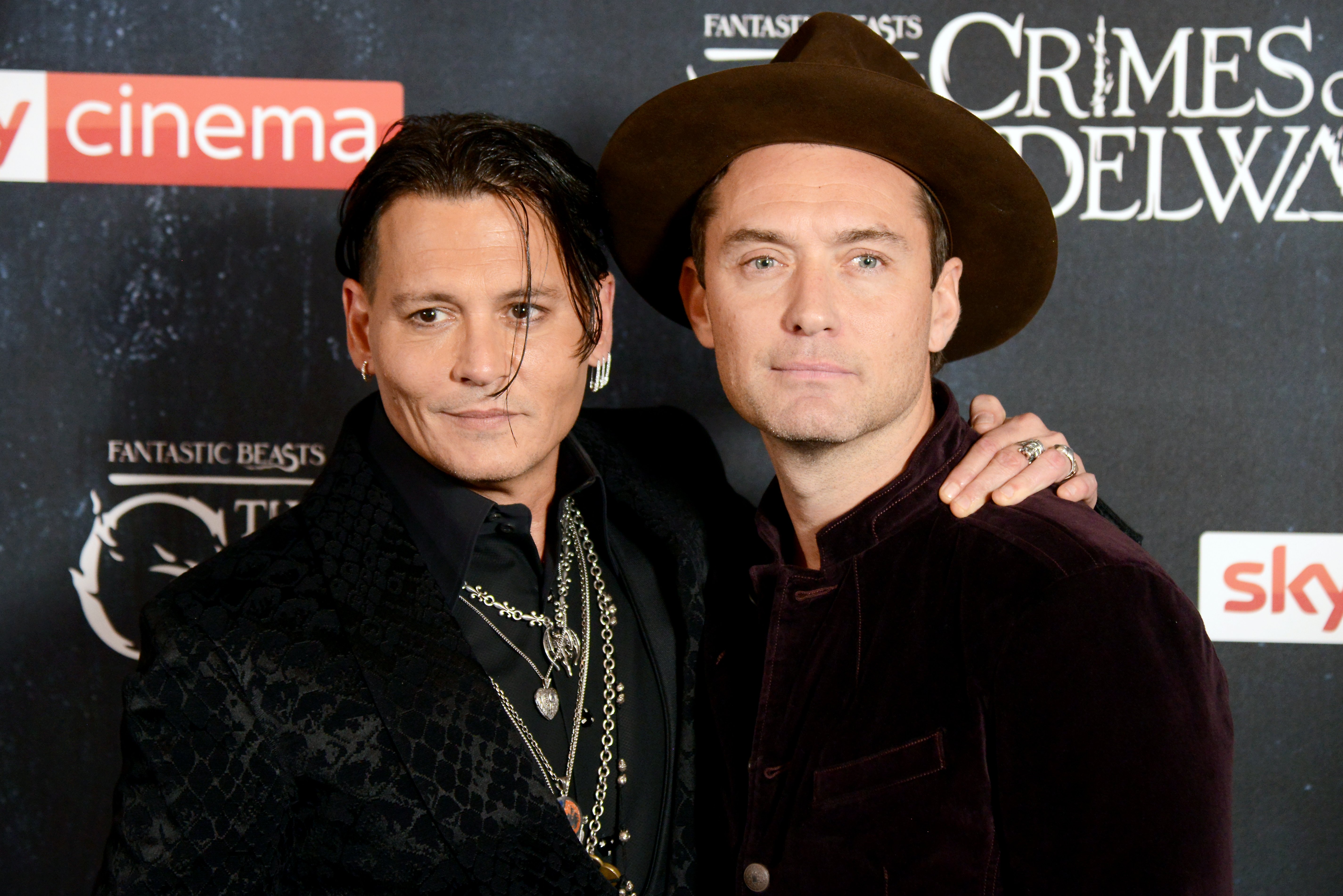 Johnny Depp (L) und Jude Law besuchen die Premiere von "Phantastische Tierwesen: Grindelwalds Verbrechen" im Cineworld Leicester Square am 13. November 2018 in London, England. | Quelle: Getty Images