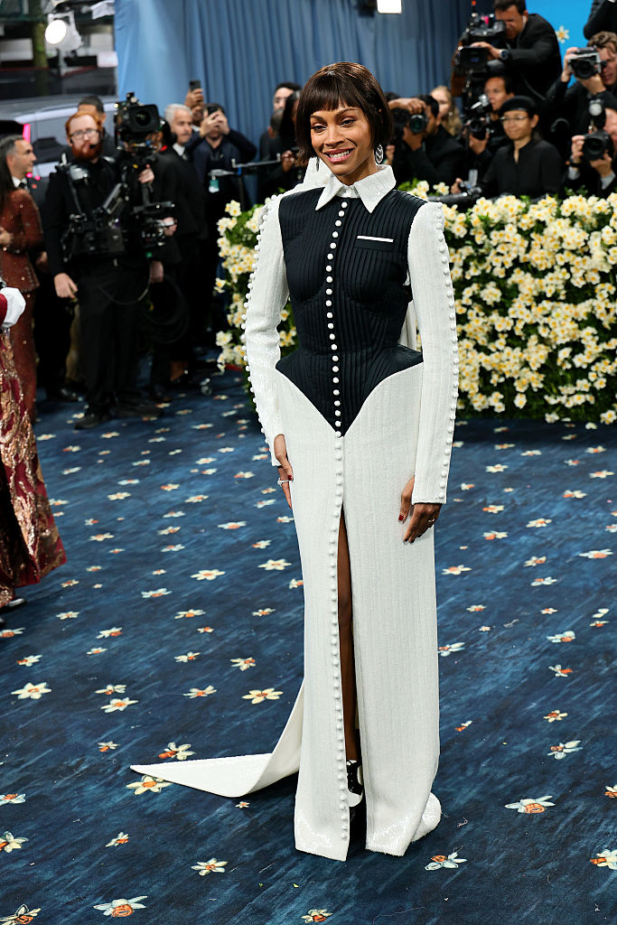 Zoe Saldaña zeigt ihre Figur in einem monochromen Look bei der Met Gala 2025 in New York City.