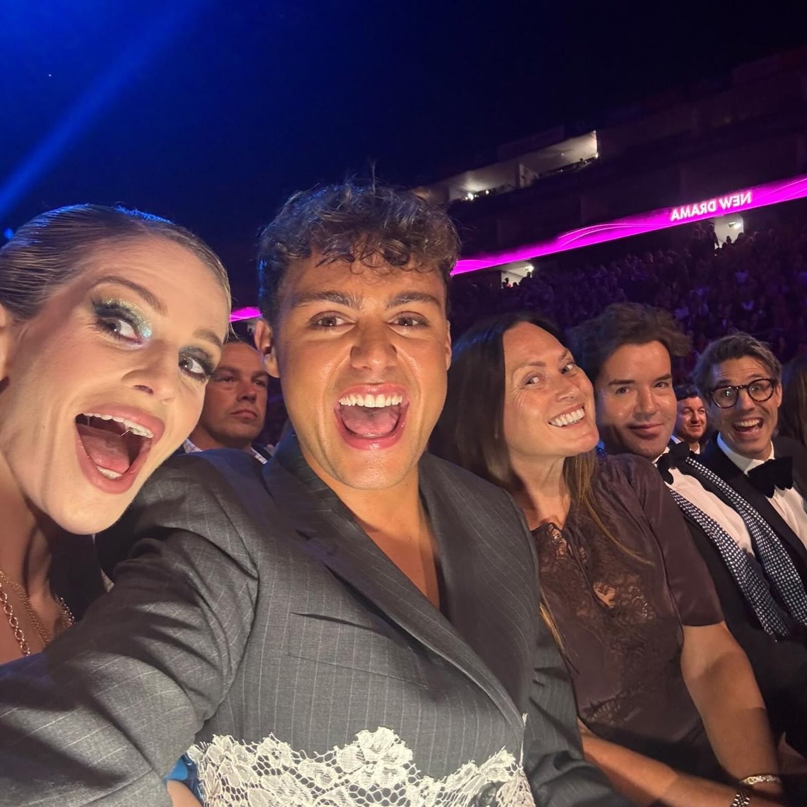 Kelly und Bradley machen während der Live-Preisverleihung in der O2 Arena zusammen mit anderen Gästen ordentlich Spaß. | Quelle: Instagram/kellyosbourne