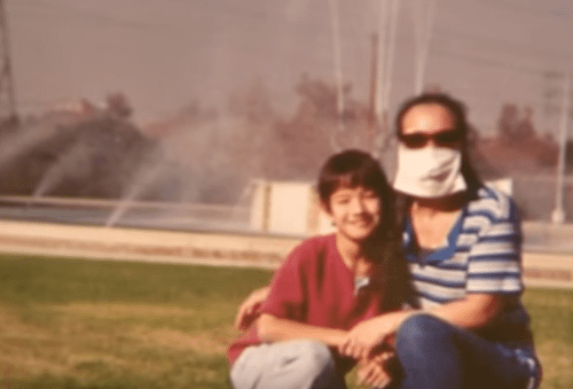 Saundra Crockett trägt eine Gesichtsbedeckung, als sie mit ihrem Kind ausgeht | Quelle: Youtube/cbslosangeles