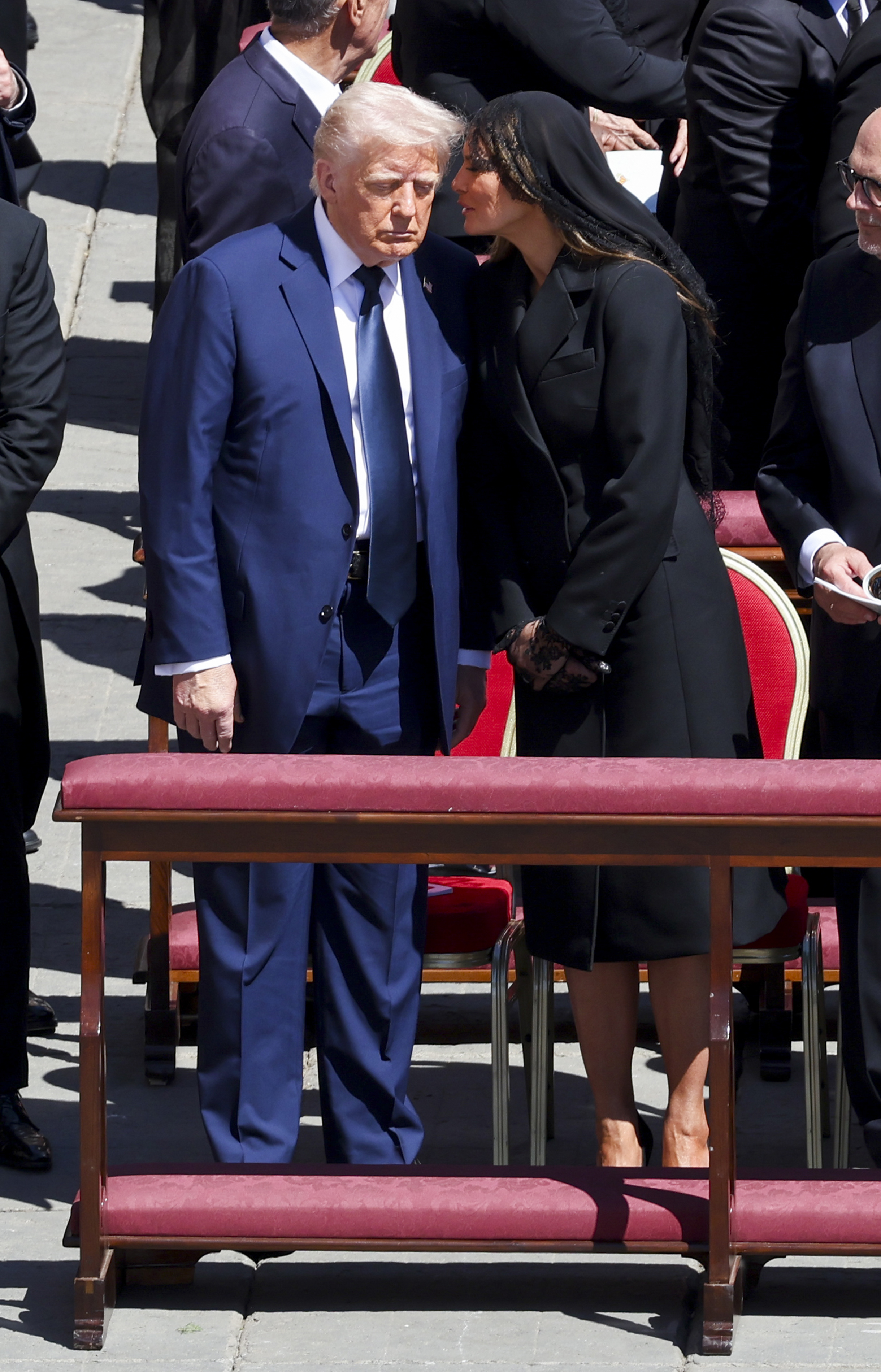 Melania Trump flüstert Donald Trump bei der Beerdigung von Papst Franziskus etwas zu. | Quelle: Getty Images