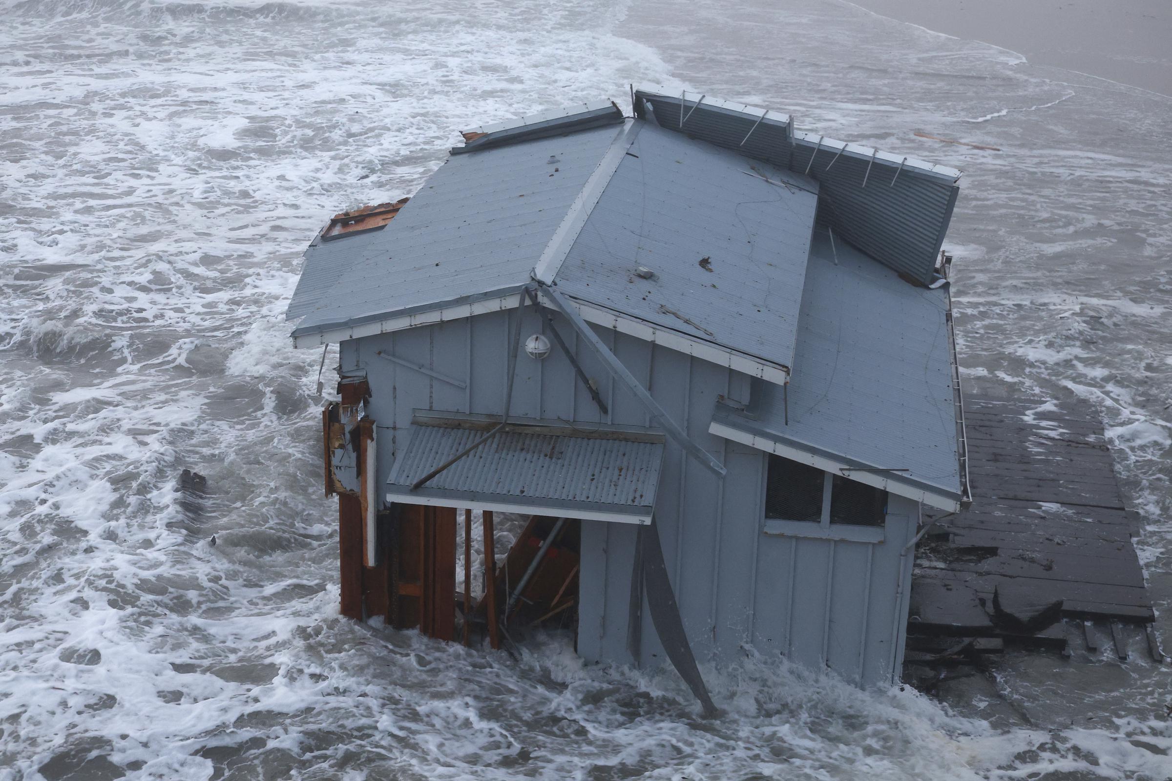 Der eingestürzte Pier an der Santa Cruz Wharf ist in Santa Cruz, Kalifornien, am 23. Dezember 2024 zu sehen | Quelle: Getty Images