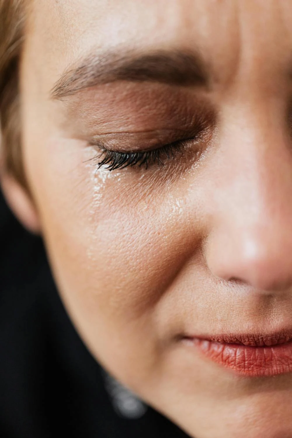 Eine Frau, die mit geschlossenen Augen weint | Quelle: Pexels