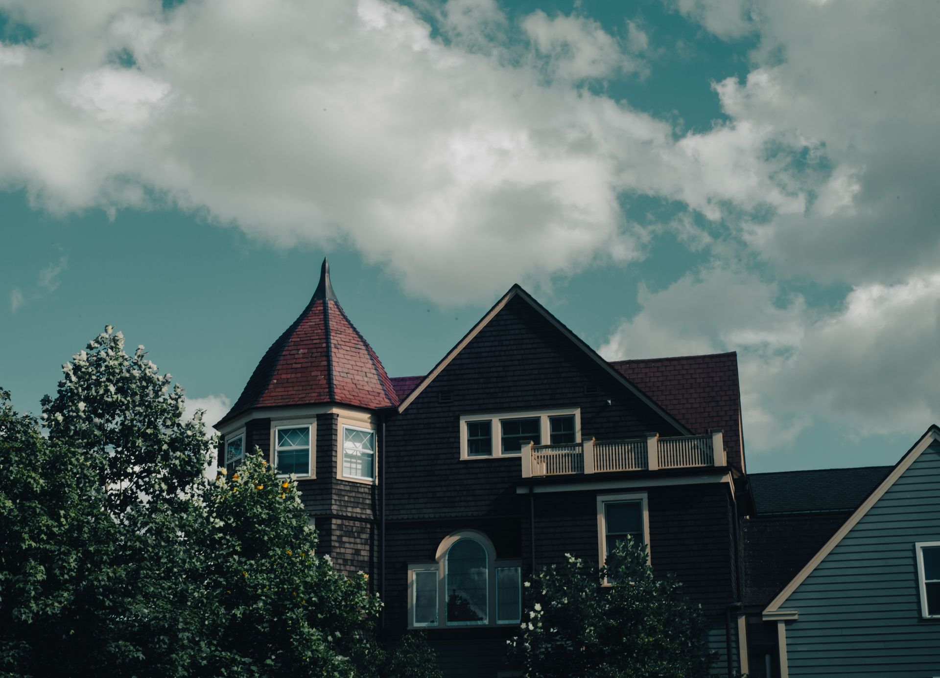 Ein Turmhaus im viktorianischen Stil | Quelle: Pexels