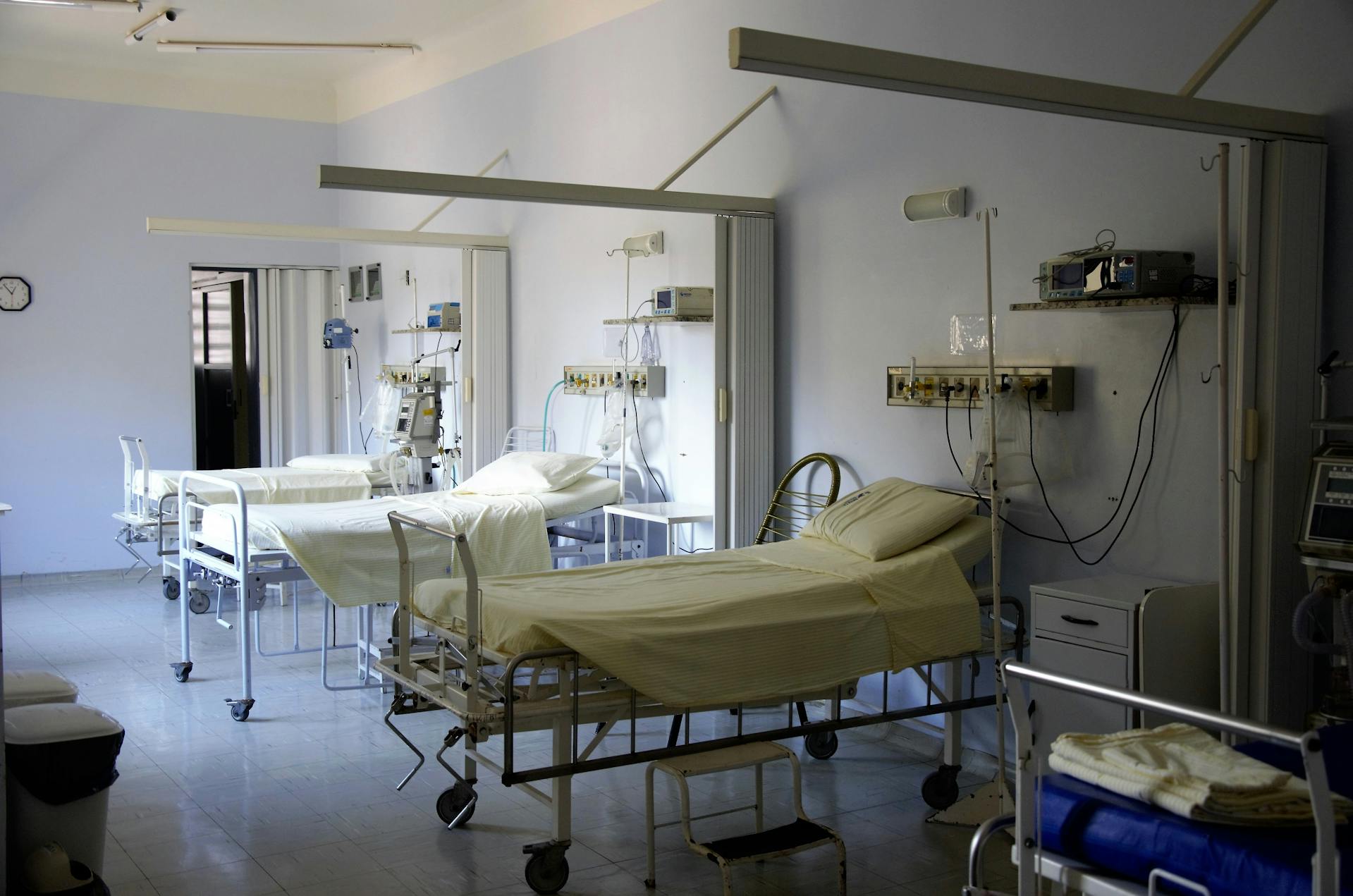 Betten in einer Krankenhausabteilung | Quelle: Pexels