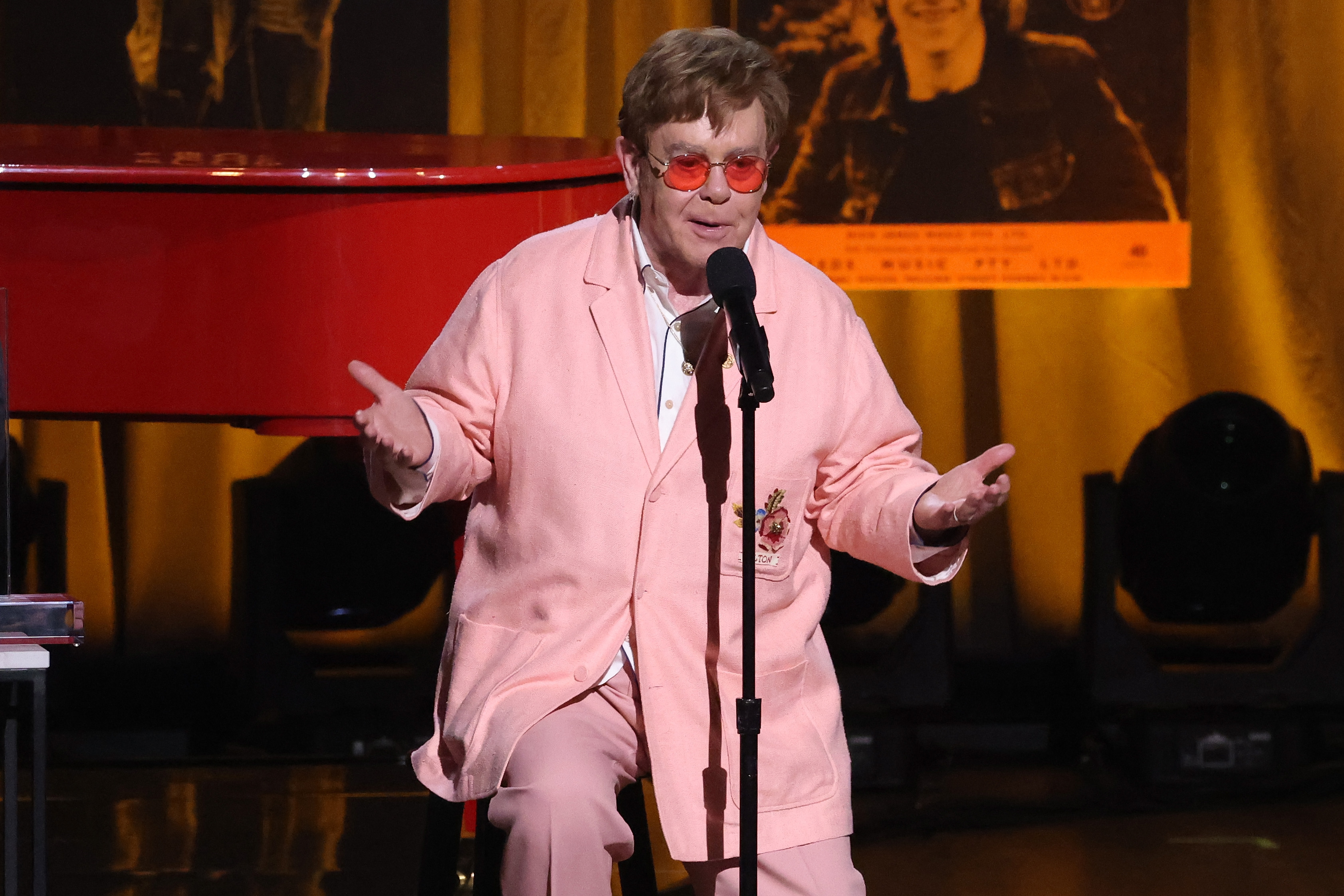 Elton John nimmt den Gershwin Prize for Popular Song 2024 in der Library of Congress in Washington, DC, am 20. März 2024 entgegen | Quelle: Getty Images