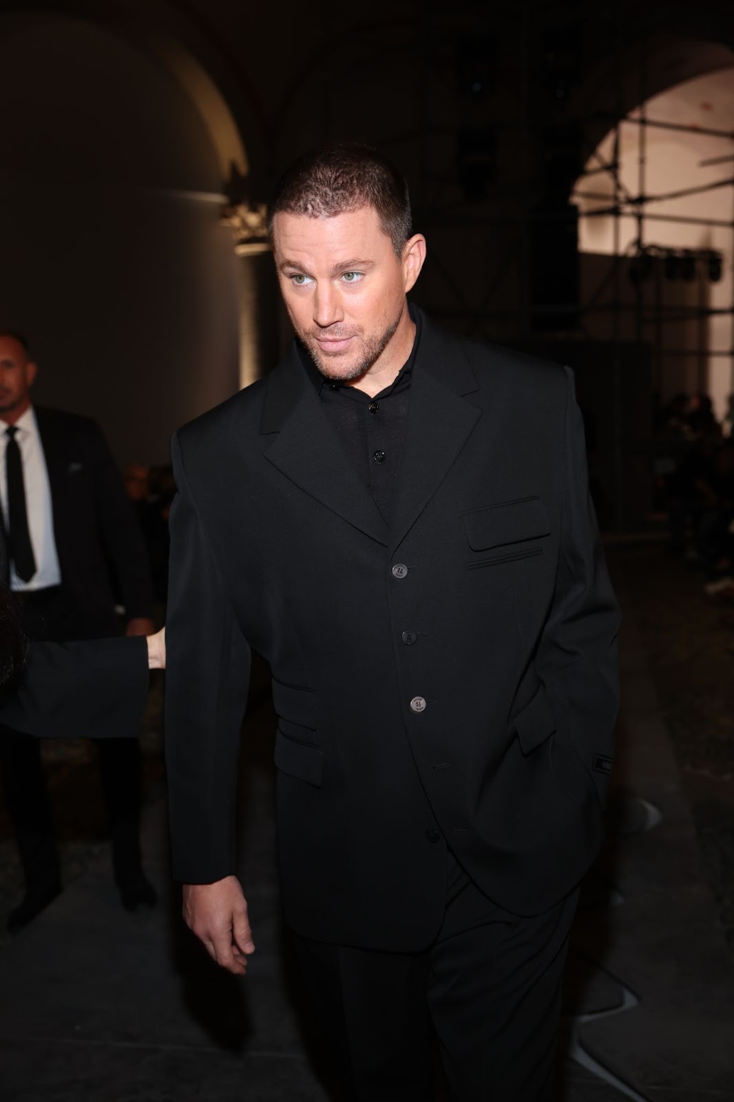 Channing Tatum bei der Versace-Modenschau während der Milan Womenswear Frühjahr/Sommer 2025 am 20. September 2024 in Italien. | Quelle: Getty Images