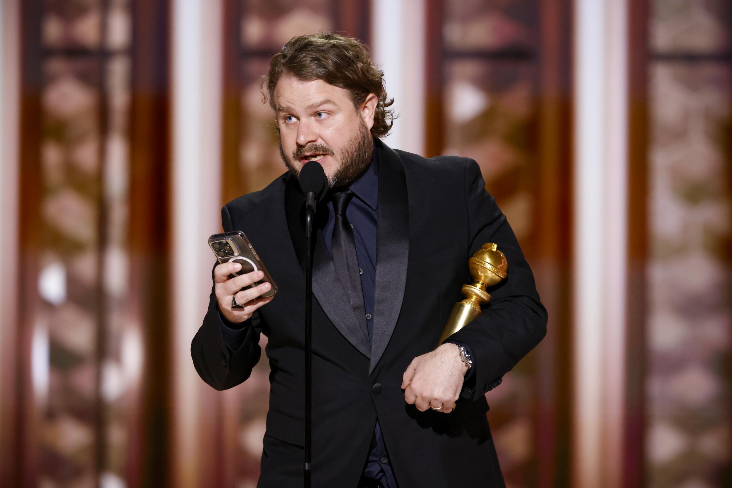 Brady Corbet nimmt den Preis für die beste Regie für „The Brutalist“ bei den 82. Golden Globe Awards am 5. Januar 2025 entgegen | Quelle: Getty Images