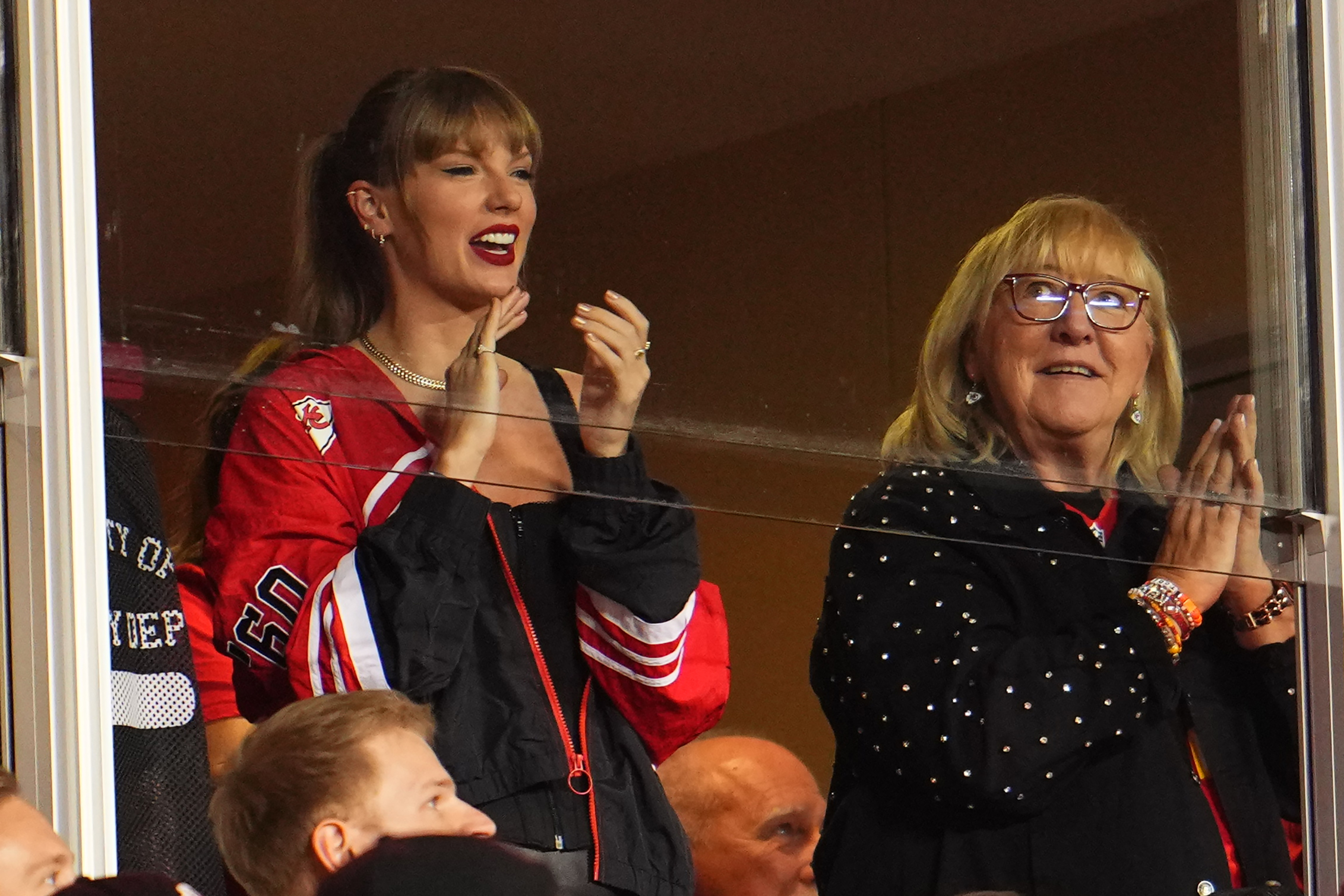 Taylor Swift und Donna Kelce sehen sich das Spiel der Kansas City Chiefs gegen die Denver Broncos im GEHA Field at Arrowhead Stadium am 12. Oktober 2023 in Kansas City, Missouri, an. | Quelle: Getty Images