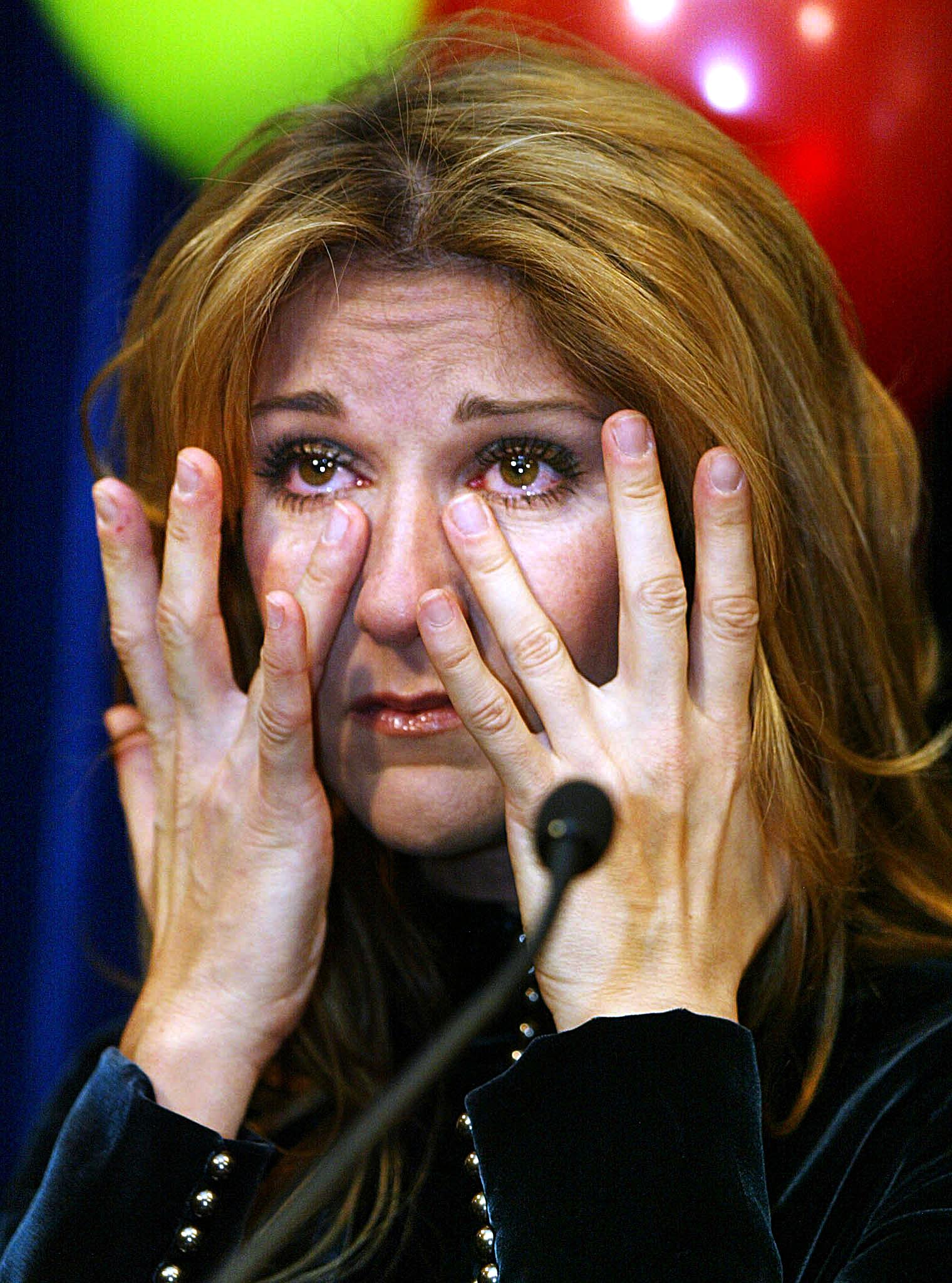 Celine Dion wischt sich die Tränen weg, während sie am 18. Dezember 2002 im Sainte-Justine Children's Hospital in Montreal, Kanada, spricht. | Quelle: Getty Images