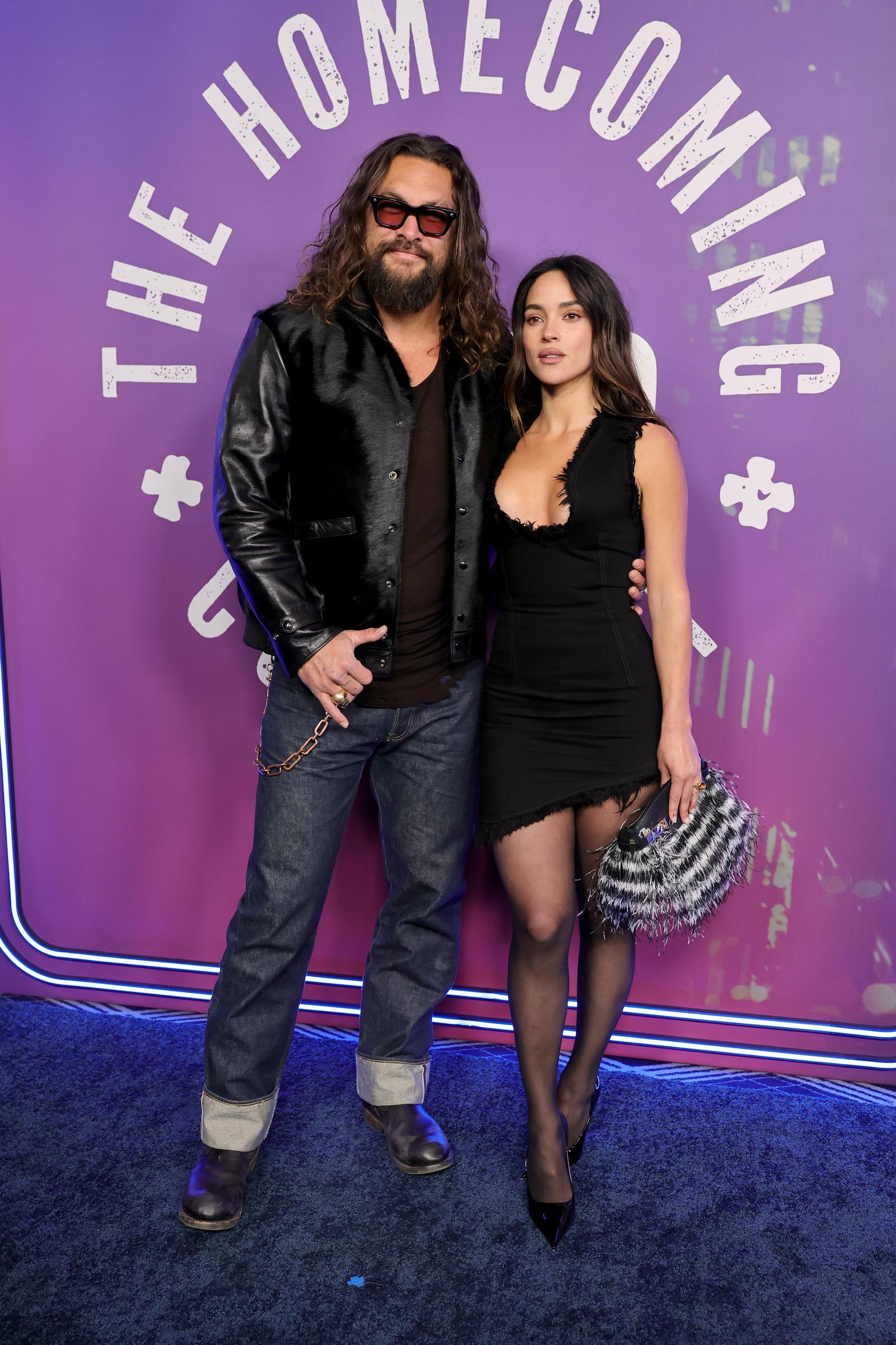 Jason Momoa und Adria Arjona besuchen das „SNL50: The Homecoming Concert“ in der Radio City Music Hall in New York am 14. Februar 2025. | Quelle: Getty Images