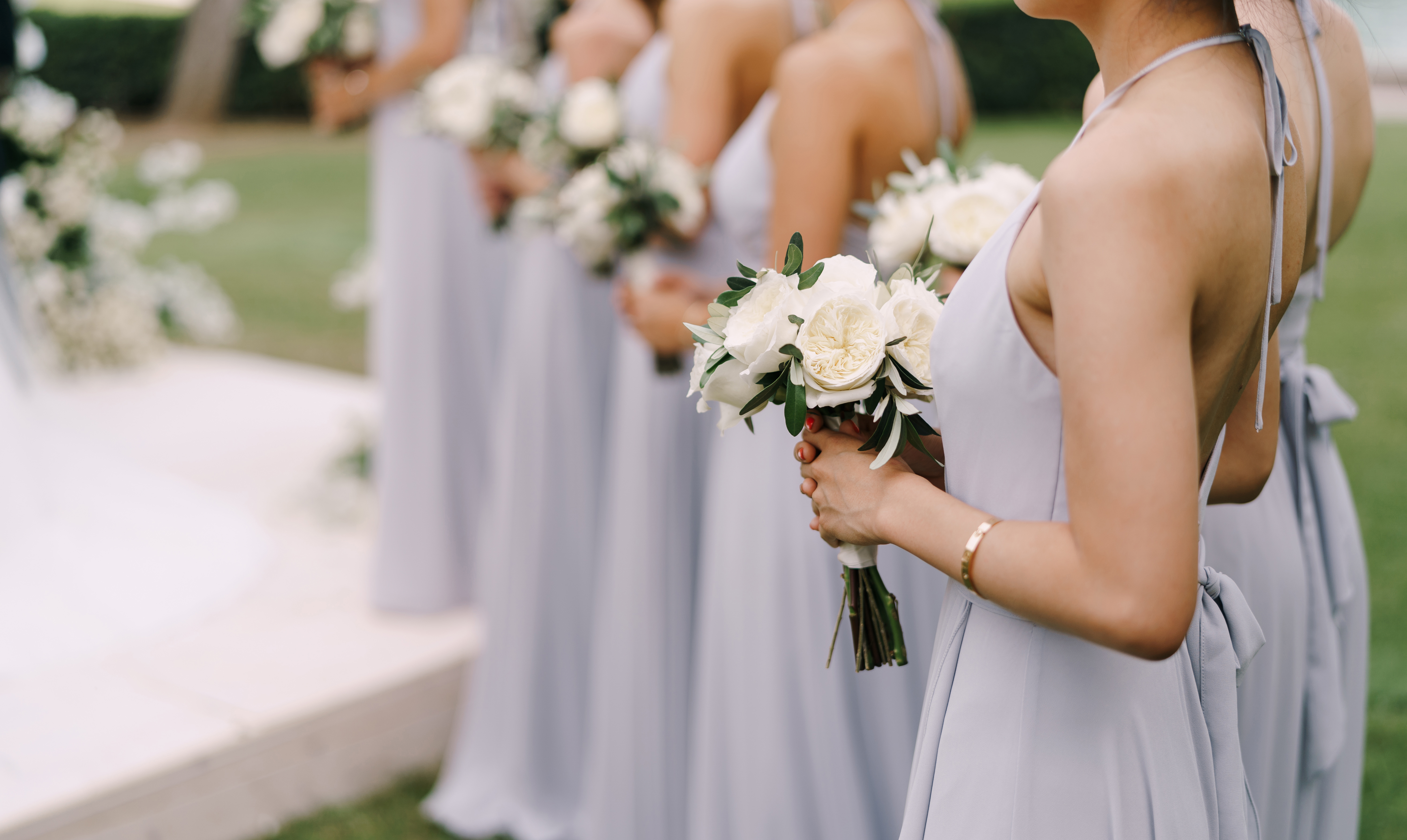 Sechs Brautjungfern mit Blumensträußen | Quelle: Shutterstock
