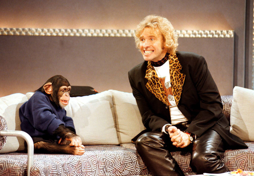 Thomas Gottschalk mit Schim­panse Charly aus der ZDF Fernsehserie "Unser Charly", 1995 | Quelle: Getty Images