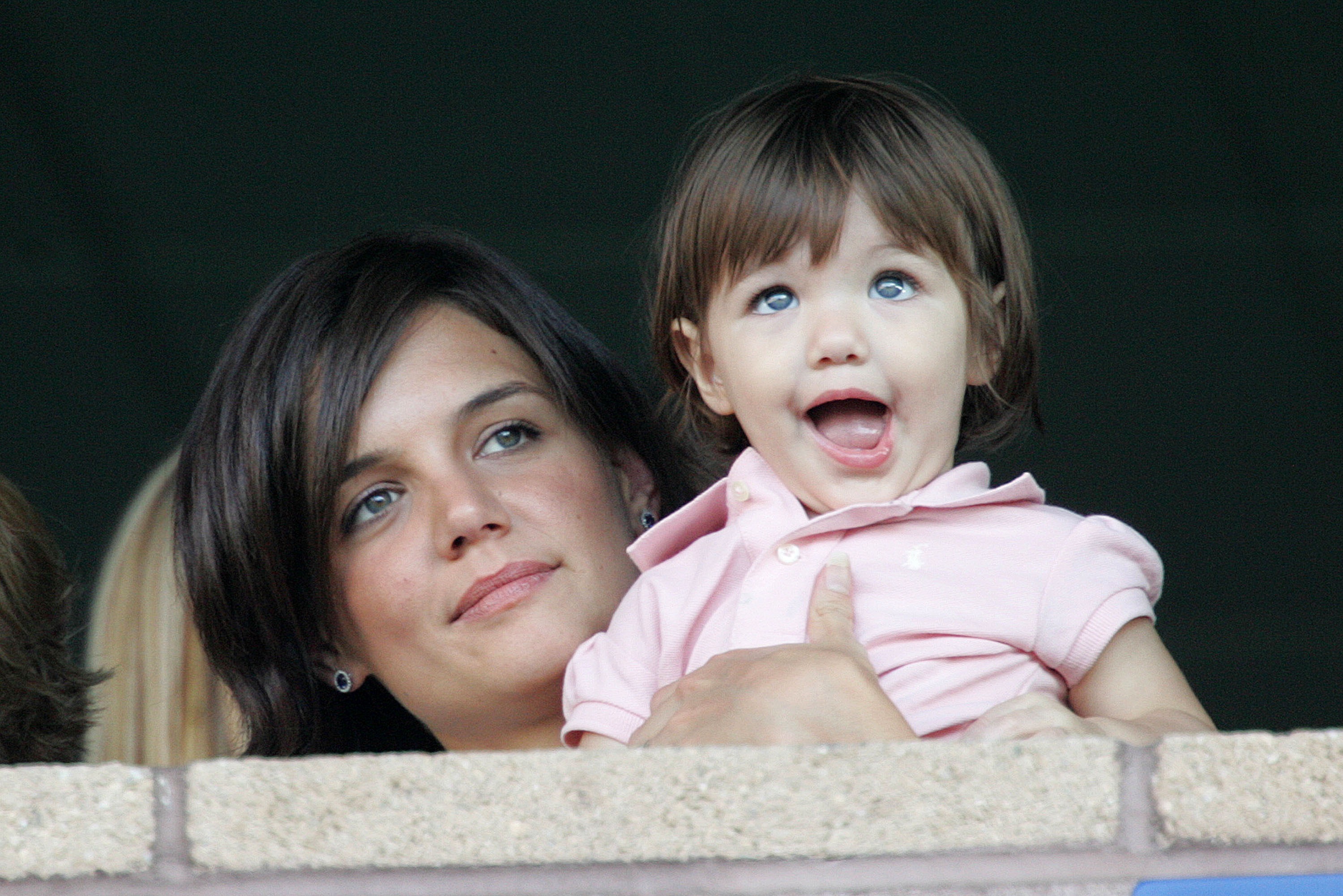 Katie Holmes und Tochter Suri Cruise sehen sich das Fußballspiel LA Galaxy gegen Chelsea FC in Kalifornien am 22. Juli 2007 an | Quelle: Getty Images