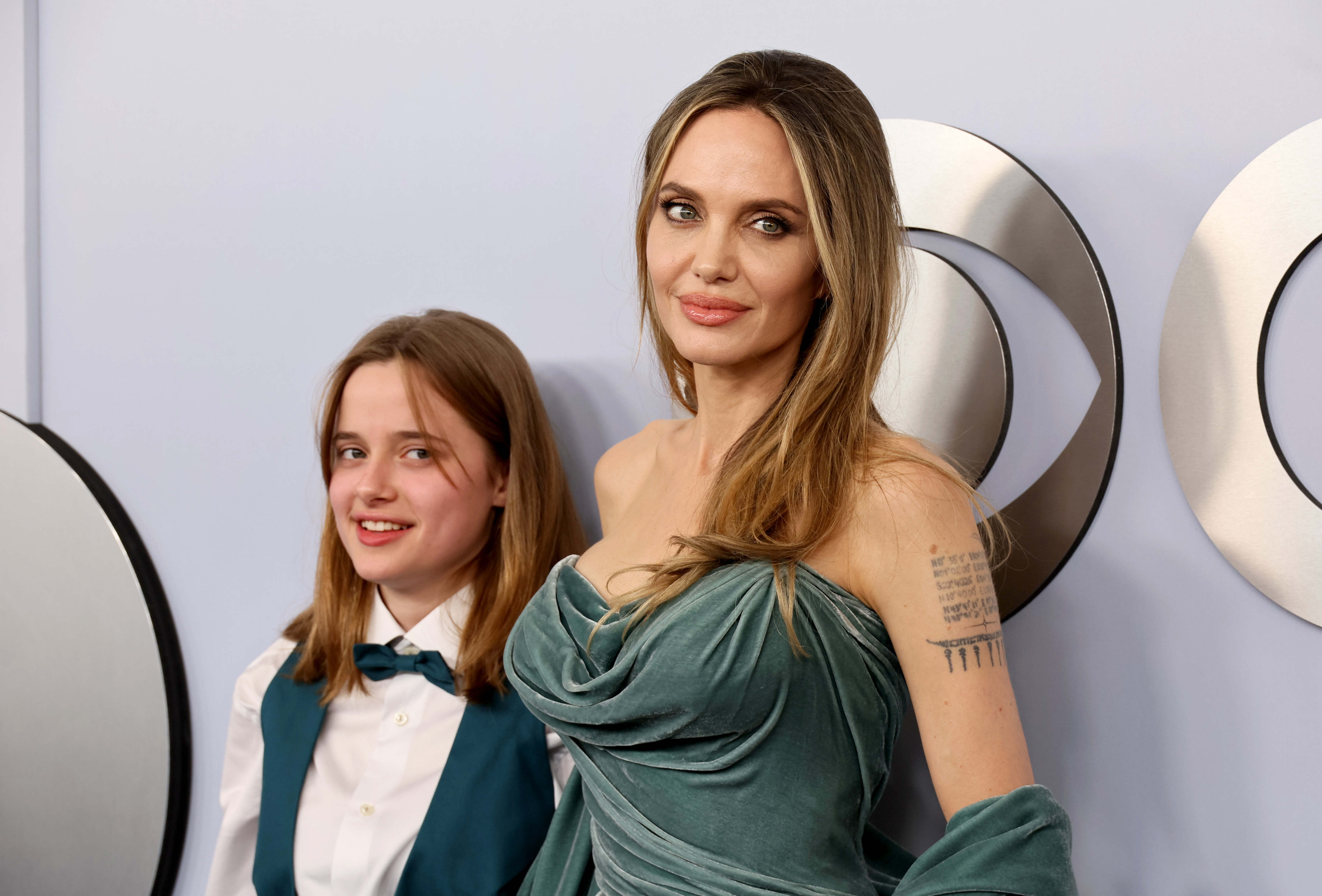 Angelina Jolie und ihre Tochter Vivienne Jolie-Pitt kommen zur 77. Tony-Verleihung im Lincoln Center in New York am 16. Juni 2024 | Quelle: Getty mages