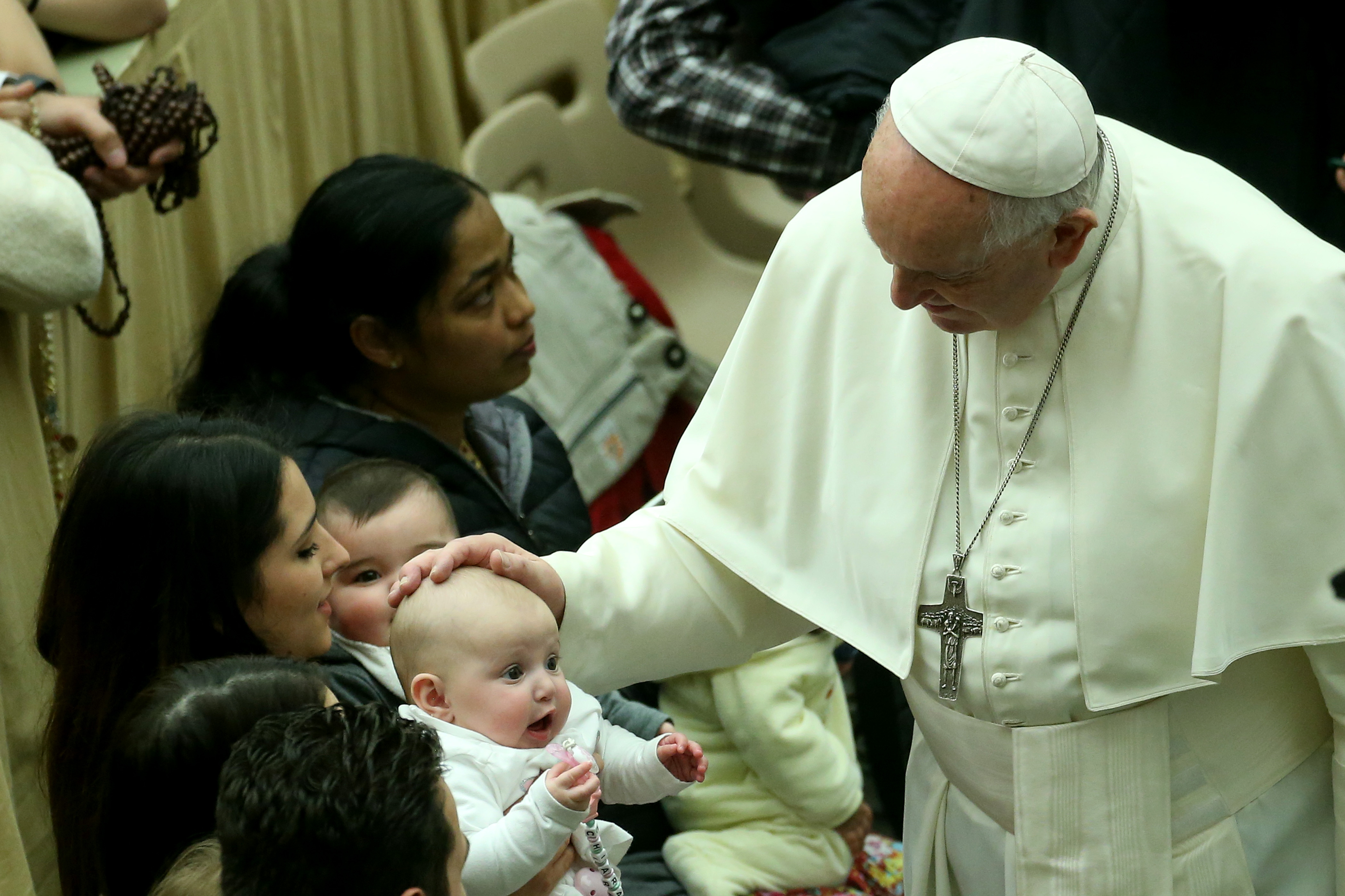 Papst Franziskus segnet ein Baby während seiner wöchentlichen Audienz in der Halle Paul VI. am 12. Februar 2020 in der Vatikanstadt. | Quelle: Getty Images