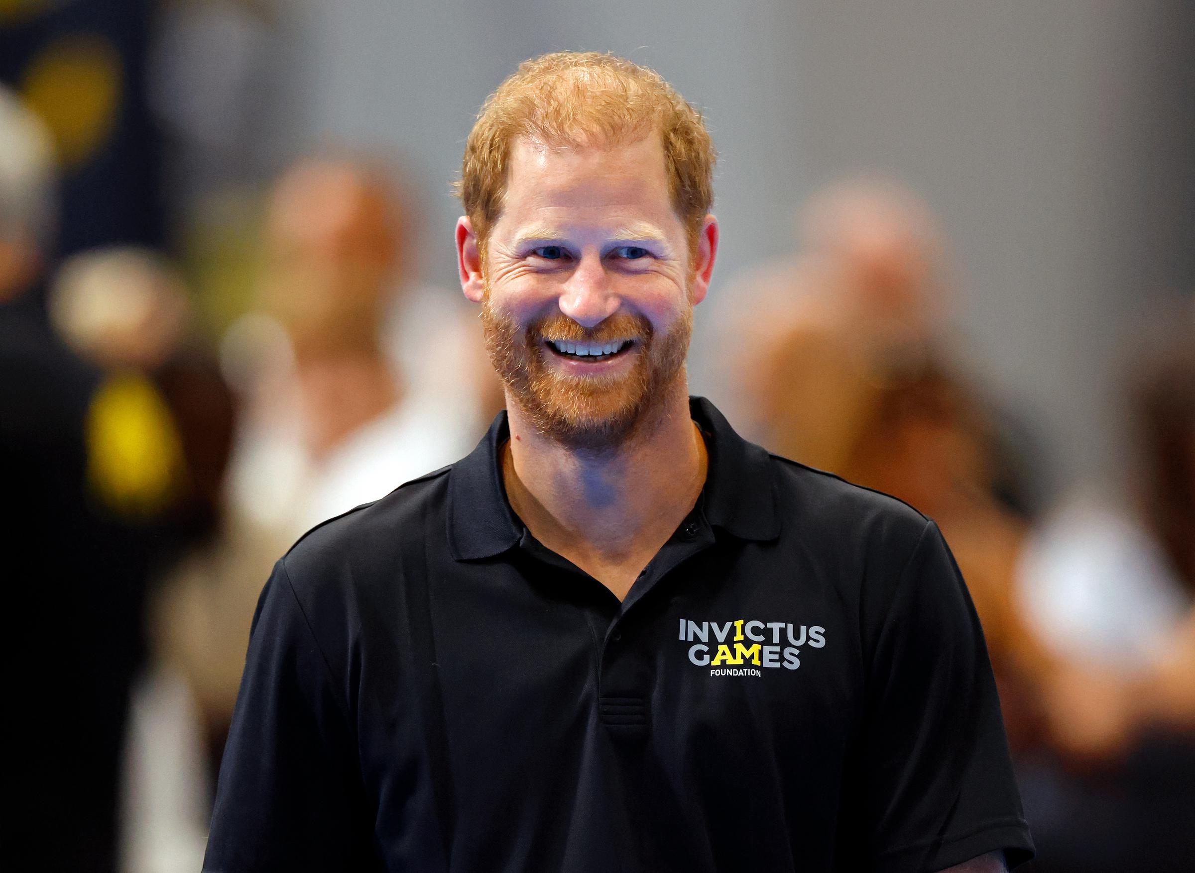 Obwohl die Familie Sussex sich mit dem König und der Königin traf, sorgten Gerüchte über Spannungen und den Verbleib von Prinz Harrys Bruder für großes Aufsehen. Bei dieser Veranstaltung nahm er am 10. Juli 2026 in Birmingham, England, an der „Invictus 1 Year To Go“-Veranstaltung im National Exhibition Centre teil. | Quelle: Getty Images