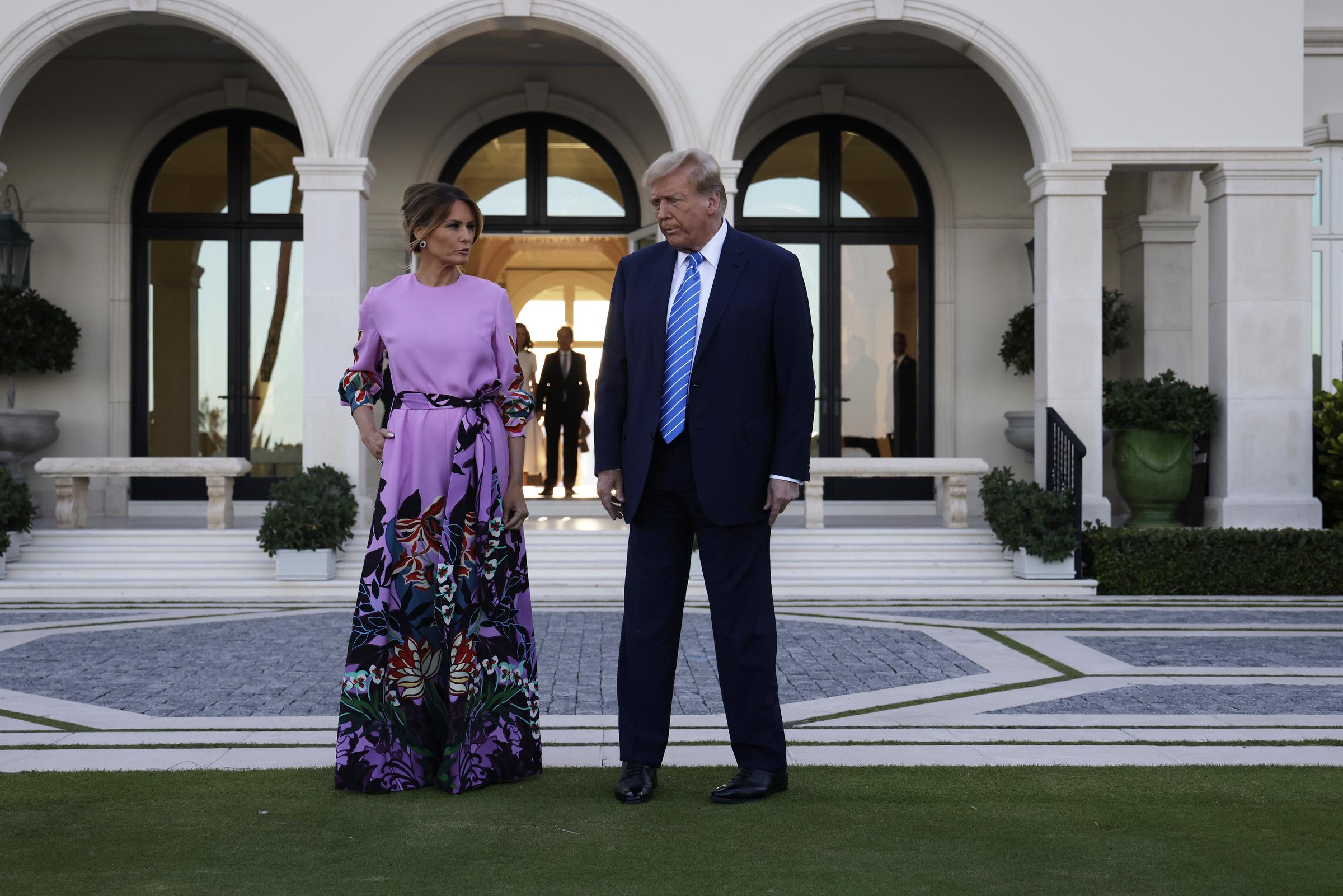 Melania und Donald Trump im Haus des Milliardärs und Investors John Paulson am 6. April 2024 in Palm Beach, Florida. | Quelle: Getty Images