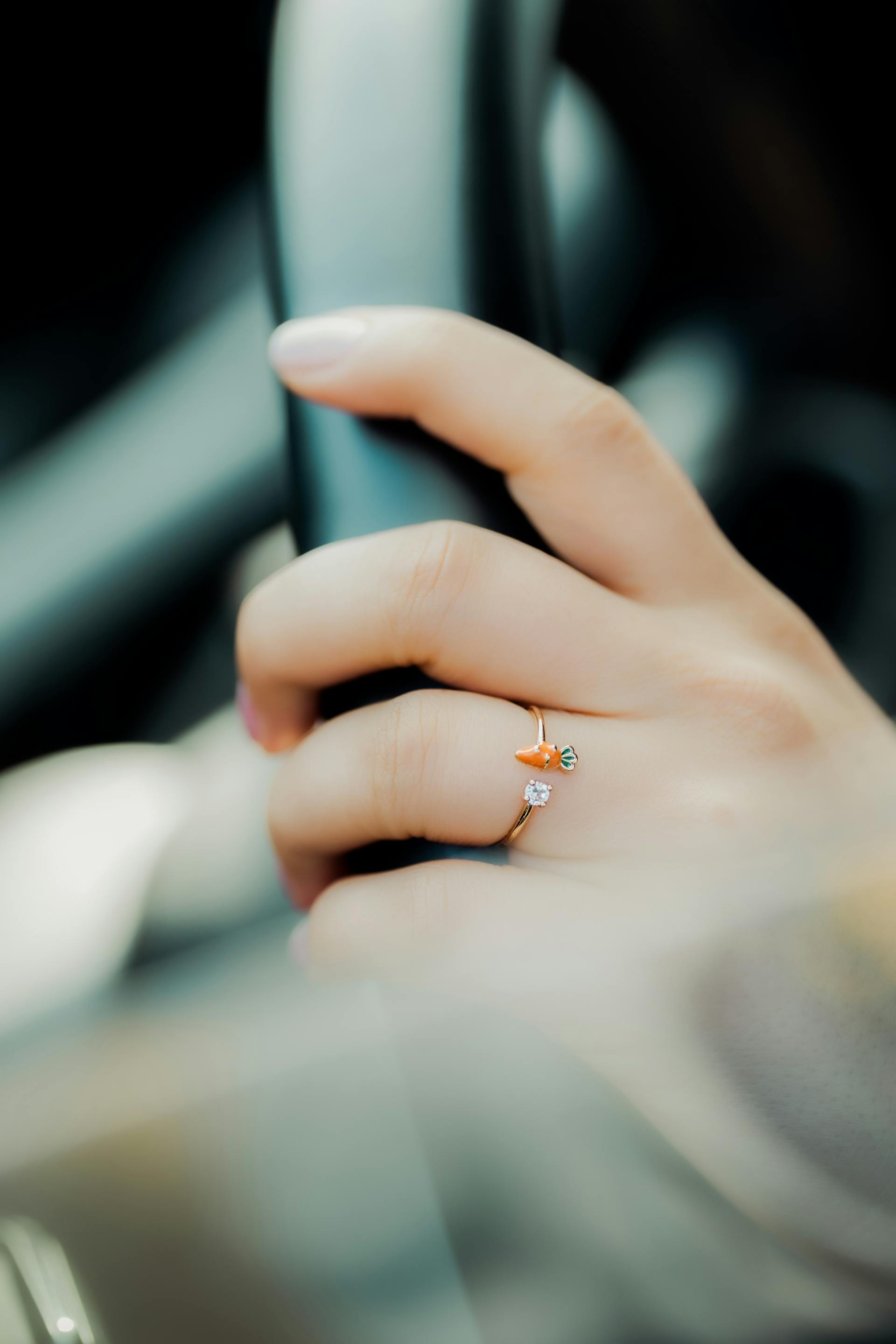 Eine Nahaufnahme der Hand einer Frau auf einem Lenkrad | Quelle: Pexels