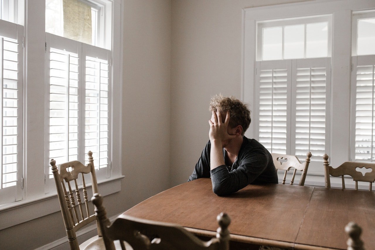 Foto eines verzweifelten Mannes am Tisch | Quelle: Andrew Neel/Pexels
