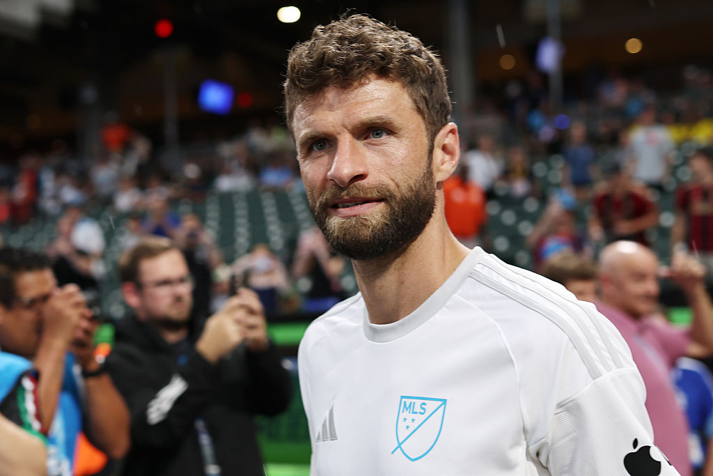 Thomas Müller (#13) vom Vancouver Whitecaps FC und MLS-All-Star blickt vor Beginn der von AT&T präsentierten „2026 MLS All-Star Skills Challenge“ im Bank of America Stadium am 28. Juli 2026 in Charlotte, North Carolina, in die Kamera | Quelle: Getty Images