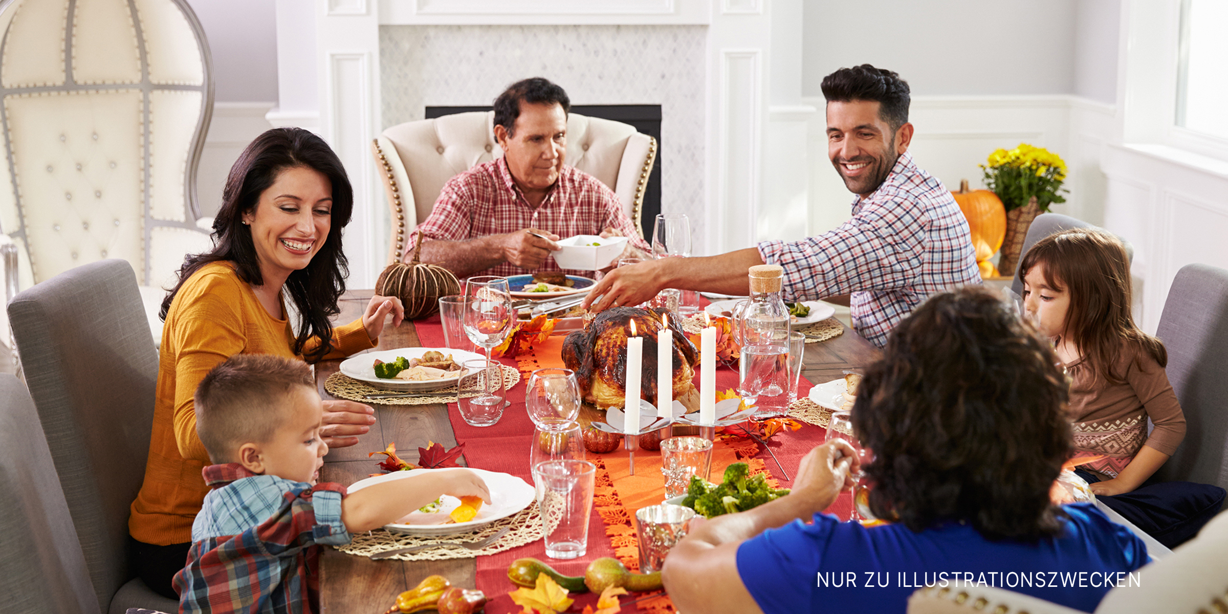 Eine Familie beim Abendessen | Quelle: Shutterstock