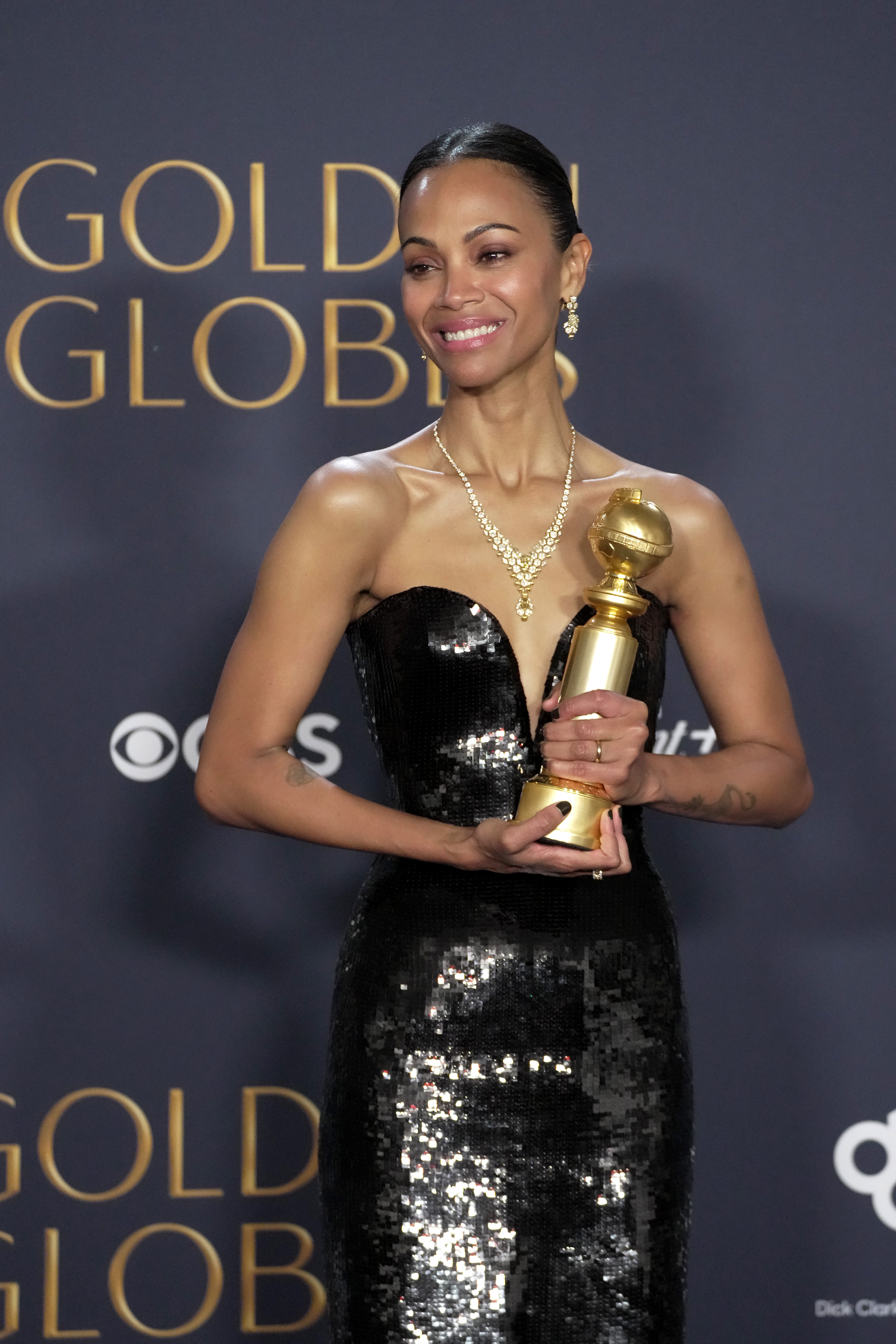 Zoe Saldana posiert im Presseraum der 82. Annual Golden Globe Awards im The Beverly Hilton in Beverly Hills, Kalifornien, am 5. Januar 2025 | Quelle: Getty Images