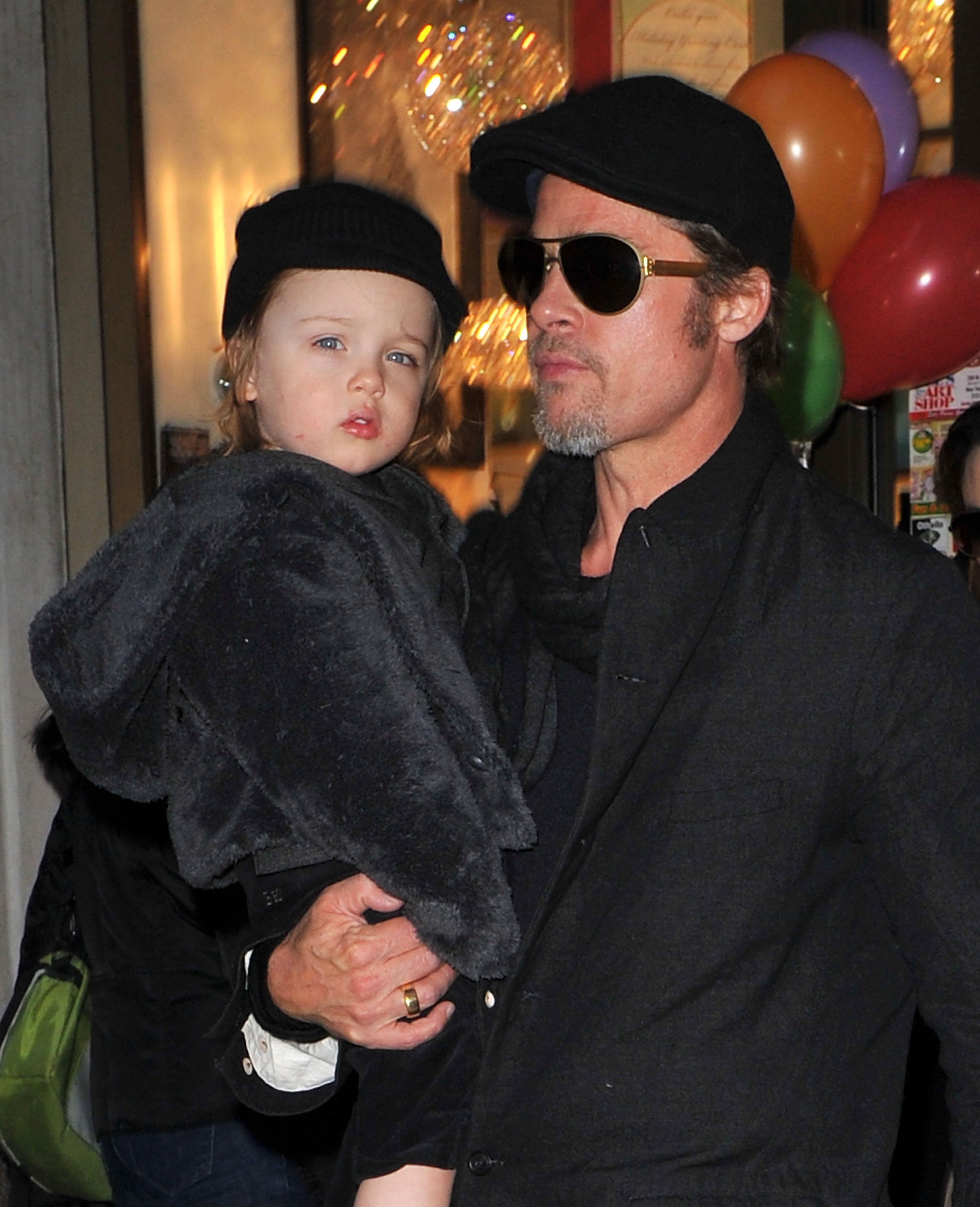 Brad Pitt besucht am 4. Dezember 2010 mit Knox Jolie-Pitt den „Lee’s Art Shop“ in New York City | Quelle: Getty Images