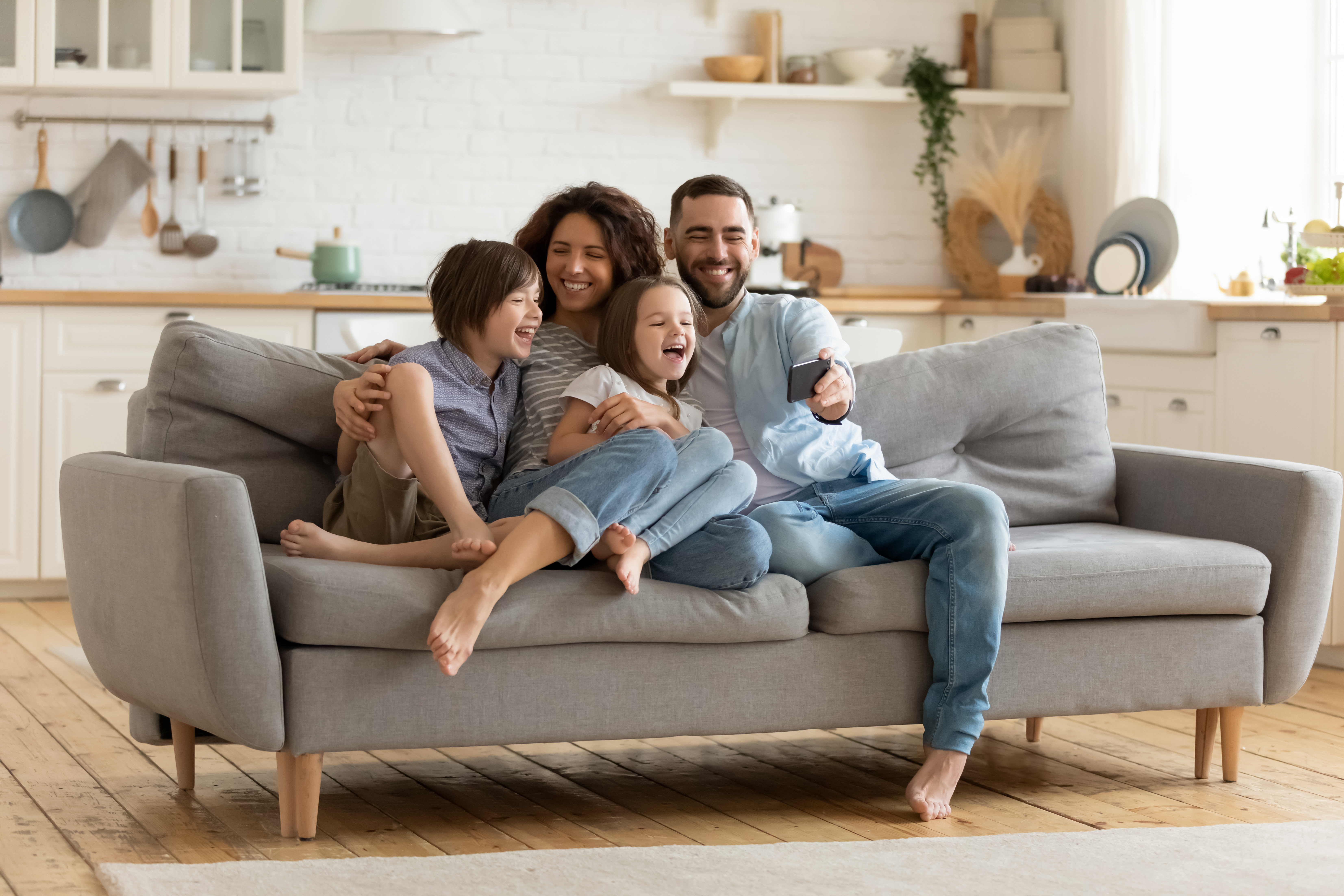 Eine glückliche Familie | Quelle: Shutterstock