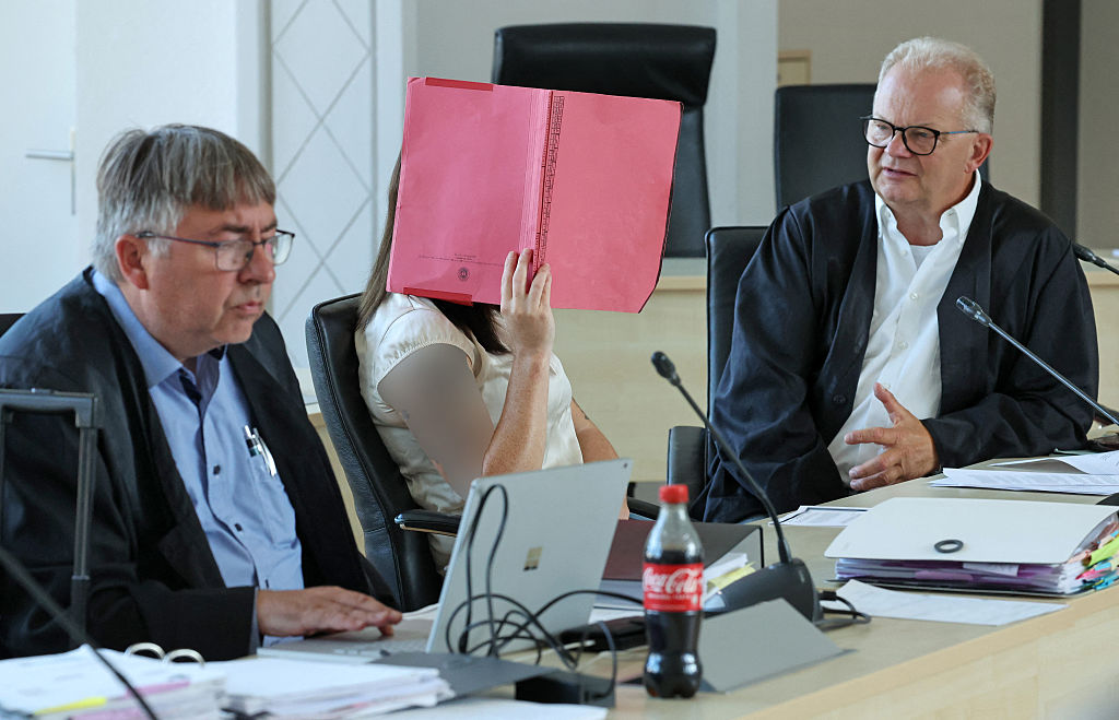 26. August 2026, Mecklenburg-Vorpommern, Rostock: Andreas Ohm (von links nach rechts), Rechtsanwalt, der Angeklagte und Thomas Löcker, Rechtsanwalt, warten im Gerichtssaal des Landgerichts auf die Fortsetzung der Verhandlung | Quelle: Getty Images