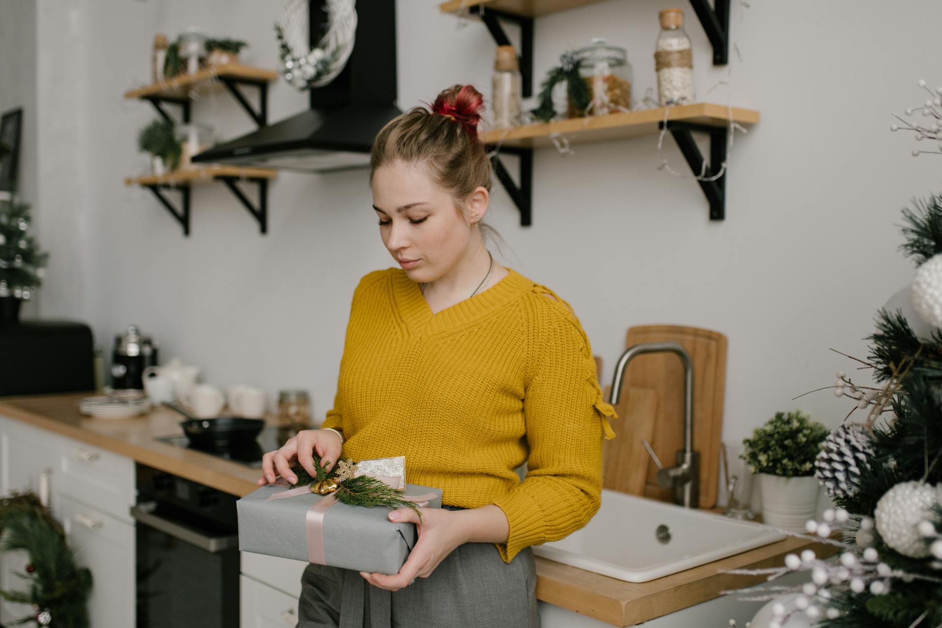 Eine Frau hält eine Geschenkbox | Quelle: Pexels