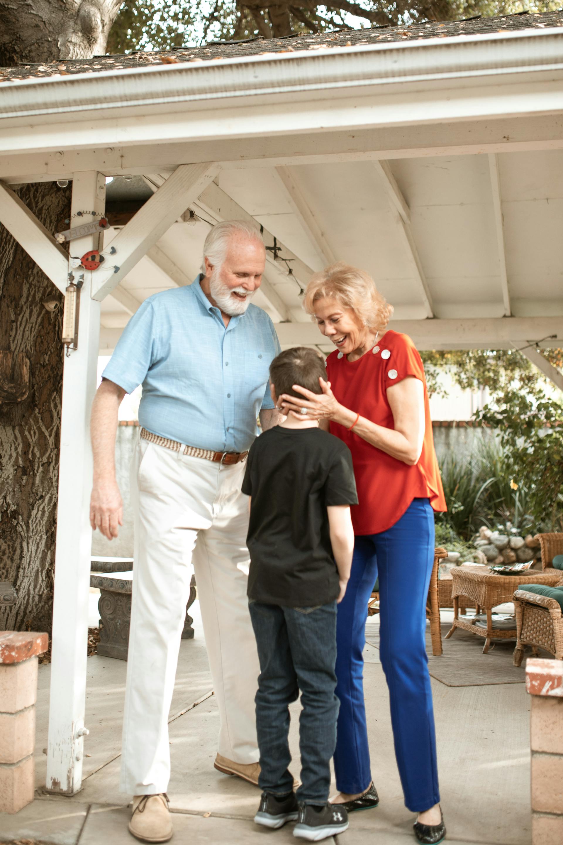 Großeltern im Gespräch mit ihrem Enkel | Quelle: Pexels