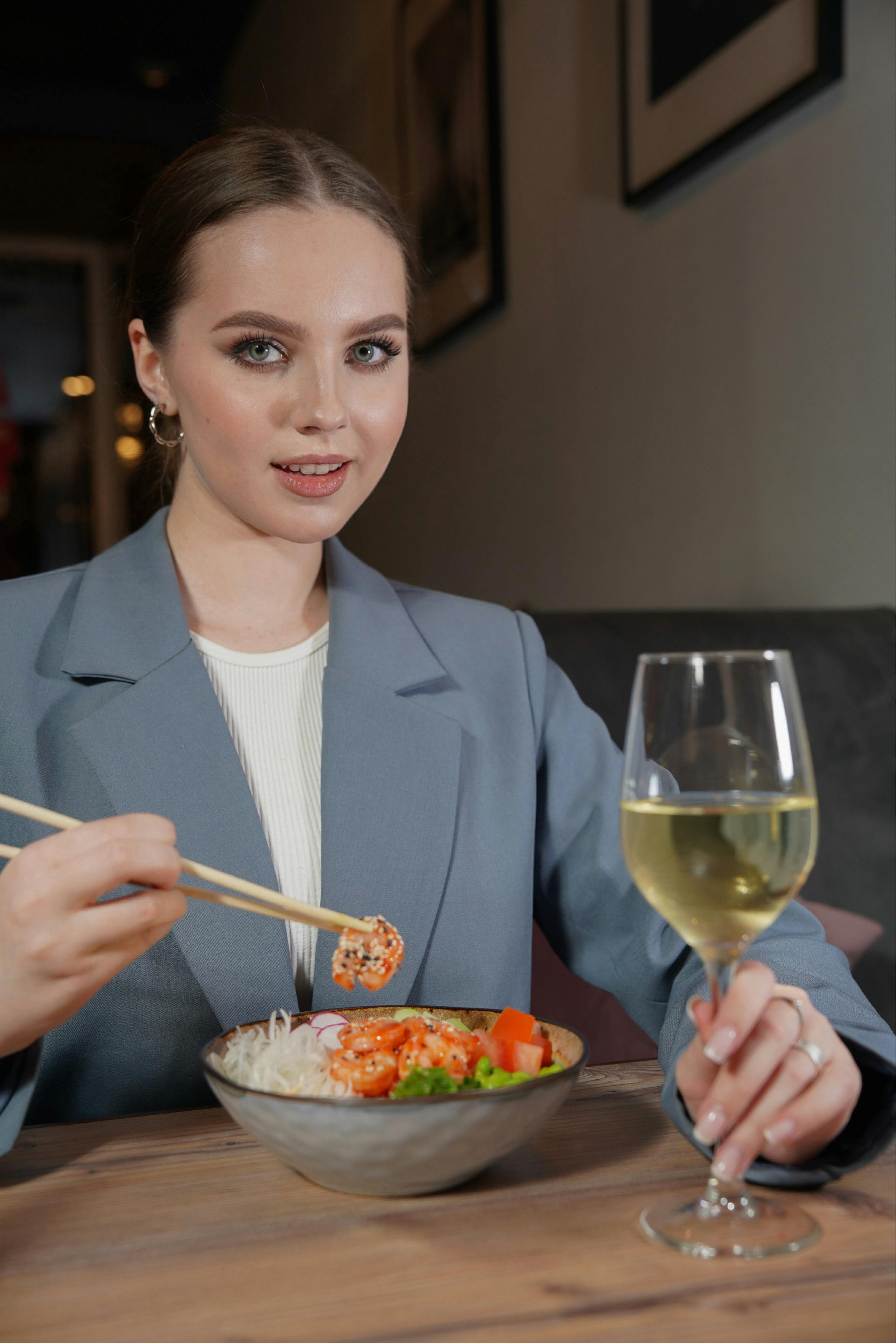 Eine junge Frau isst eine Mahlzeit mit Stäbchen | Quelle: Pexels